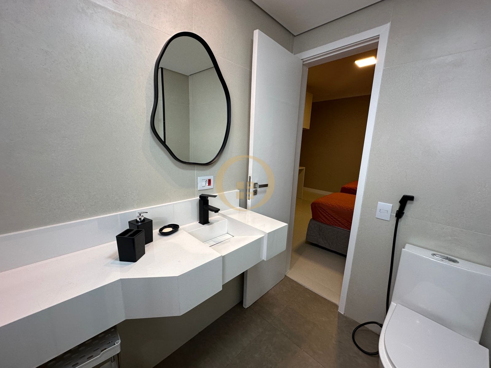 Apartamento na Praia das Pitangueiras, Guarujá - SP