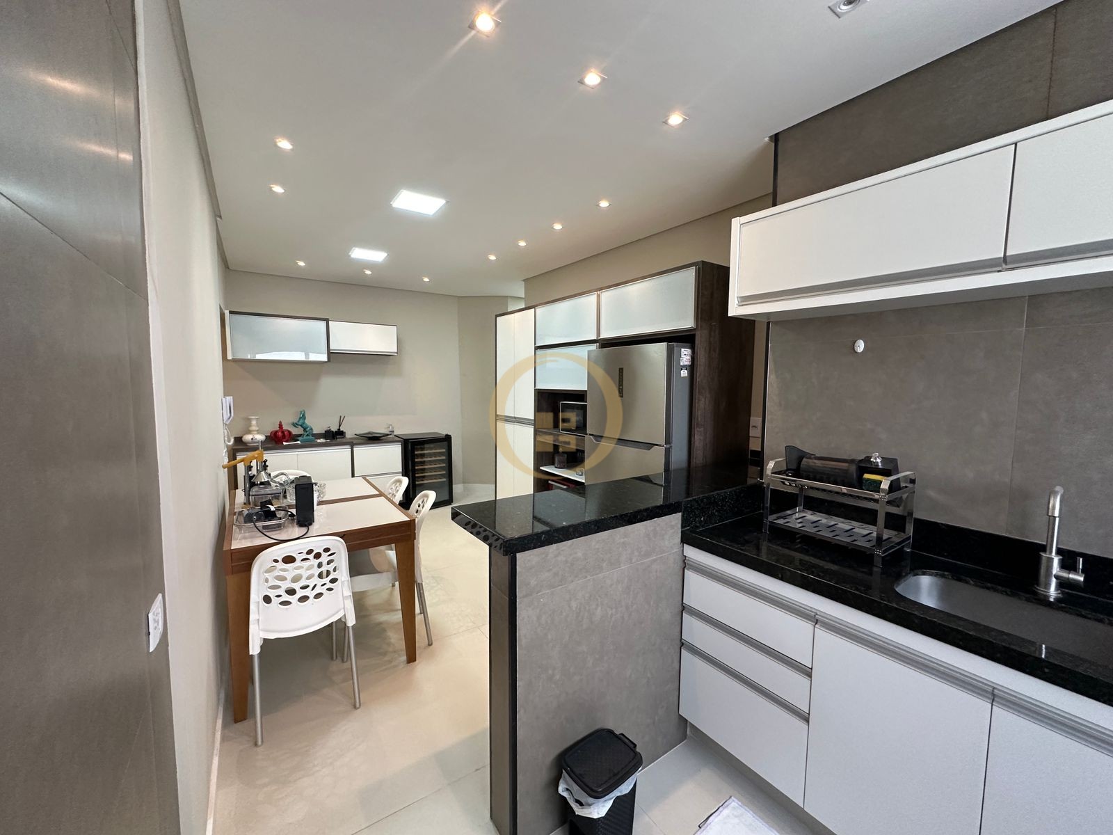 Apartamento na Praia das Pitangueiras, Guarujá - SP