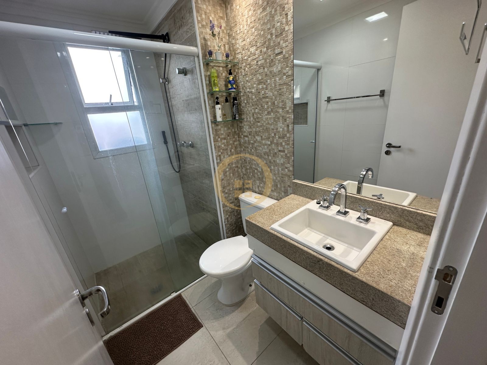 Apartamento na Praia das Pitangueiras, Guarujá - SP