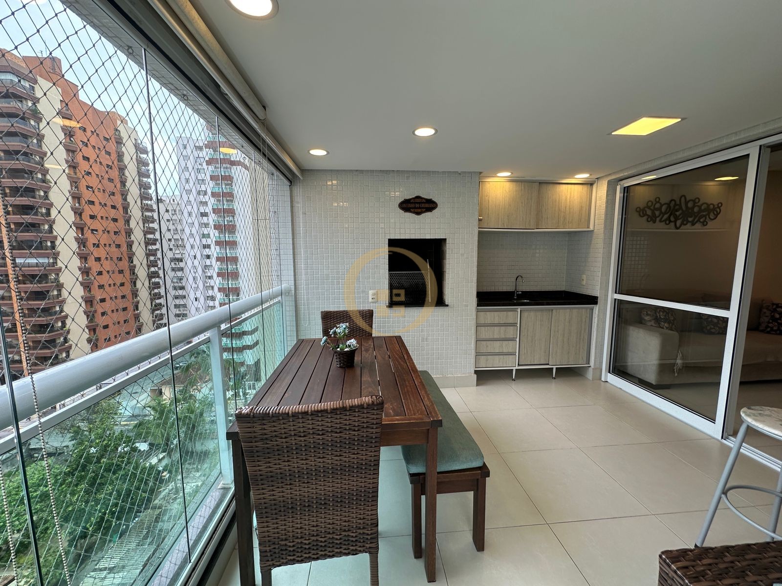 Apartamento na Praia das Pitangueiras, Guarujá - SP
