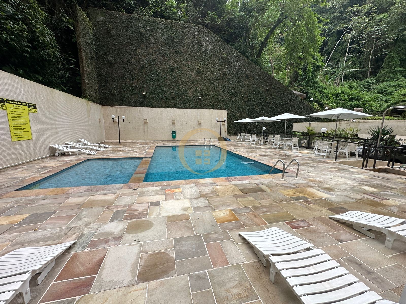 Apartamento na Praia das Pitangueiras, Guarujá - SP