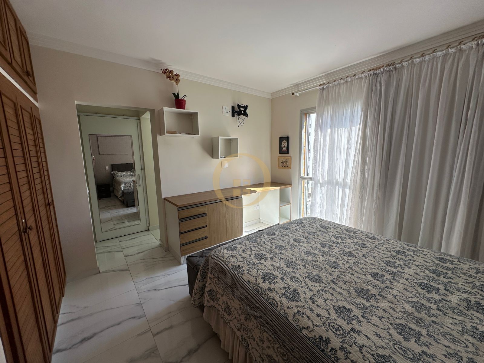 Apartamento na Praia das Pitangueiras, Guarujá - SP