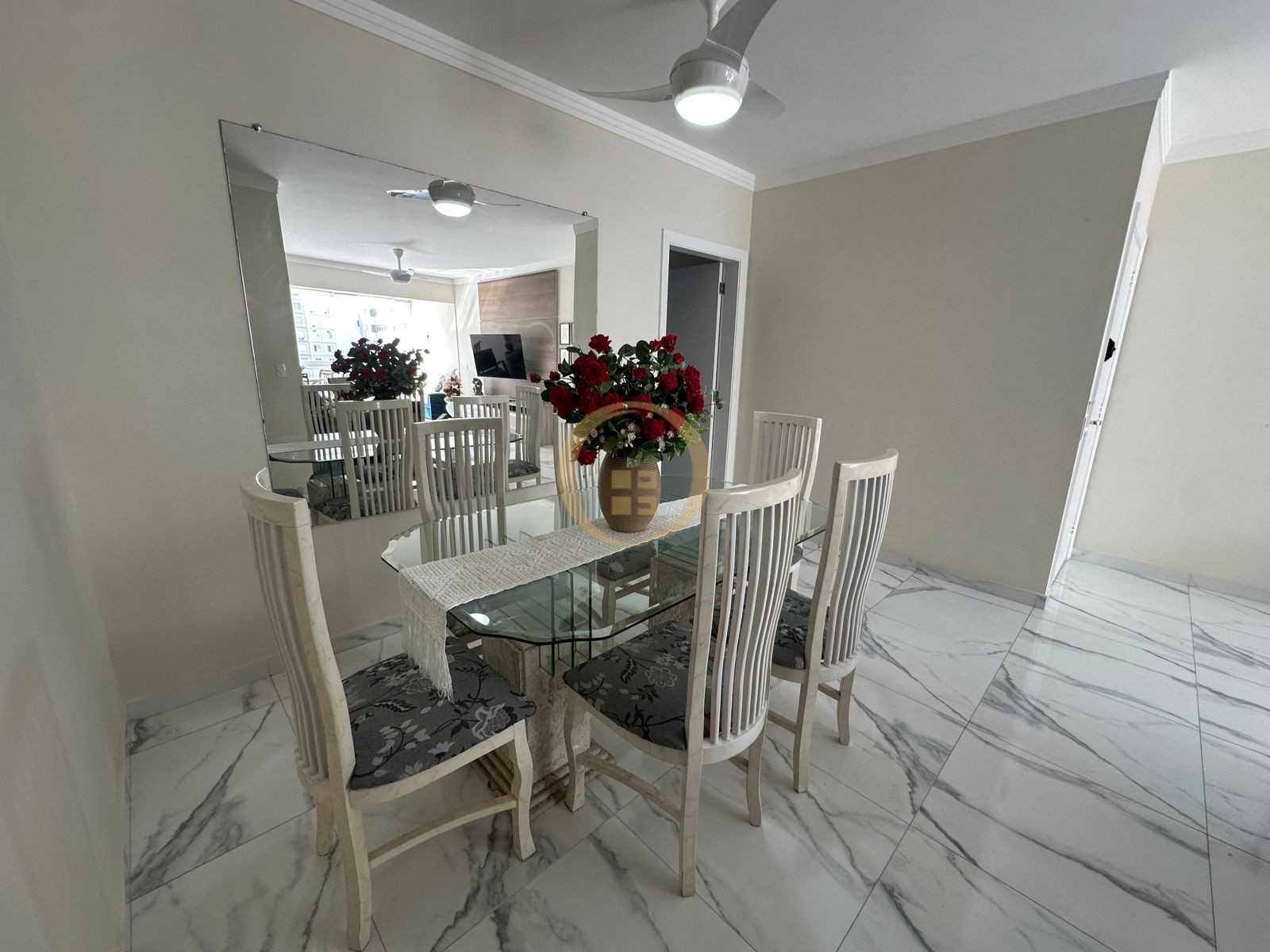 Apartamento na Praia das Pitangueiras, Guarujá - SP