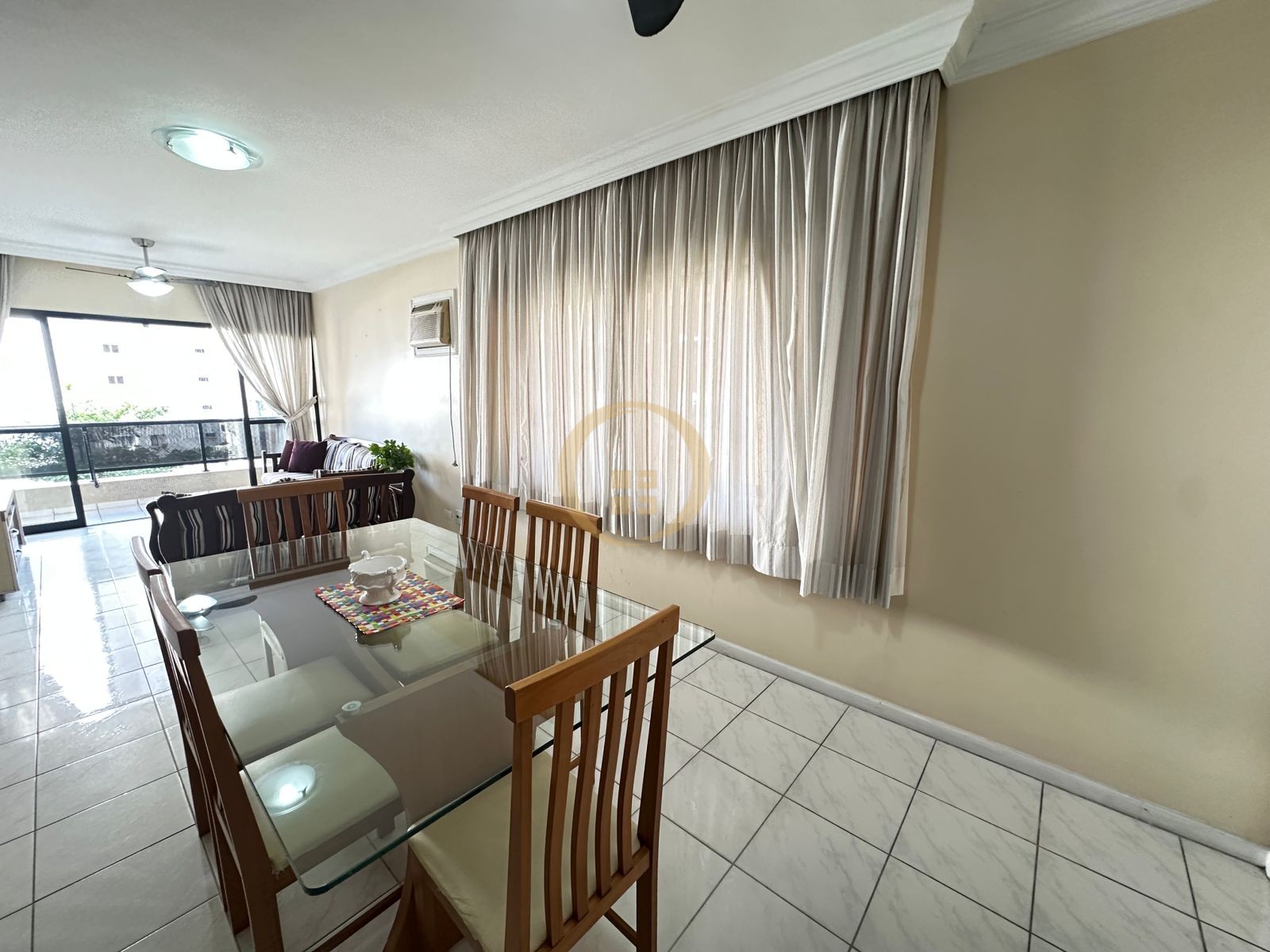 Apartamento na Praia das Pitangueiras, Guarujá - SP