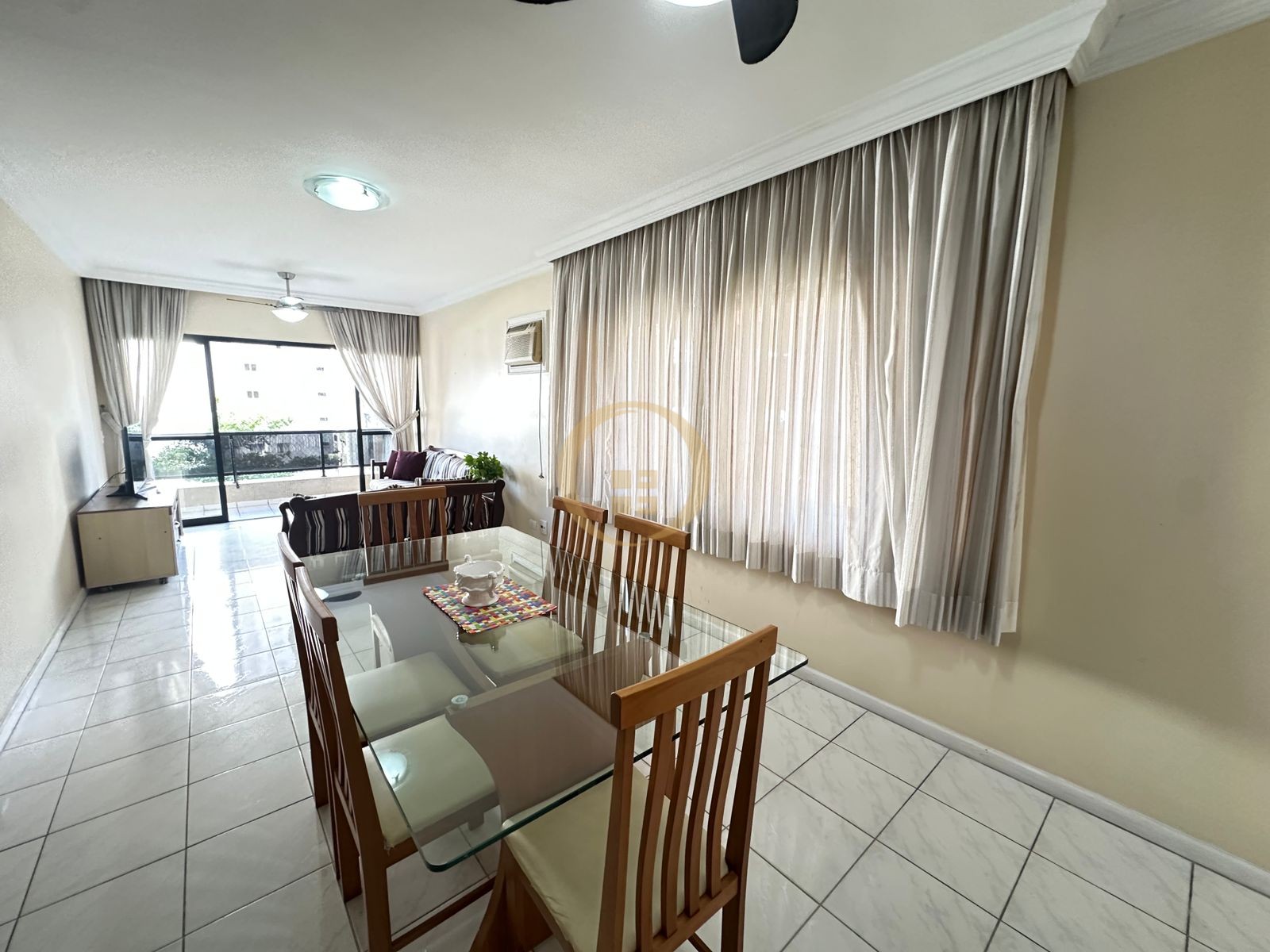 Apartamento na Praia das Pitangueiras, Guarujá - SP