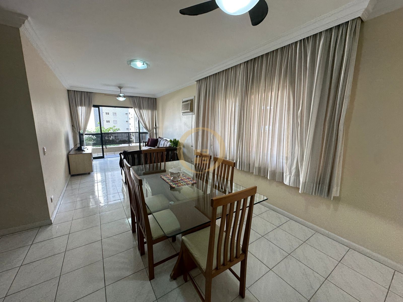 Apartamento na Praia das Pitangueiras, Guarujá - SP