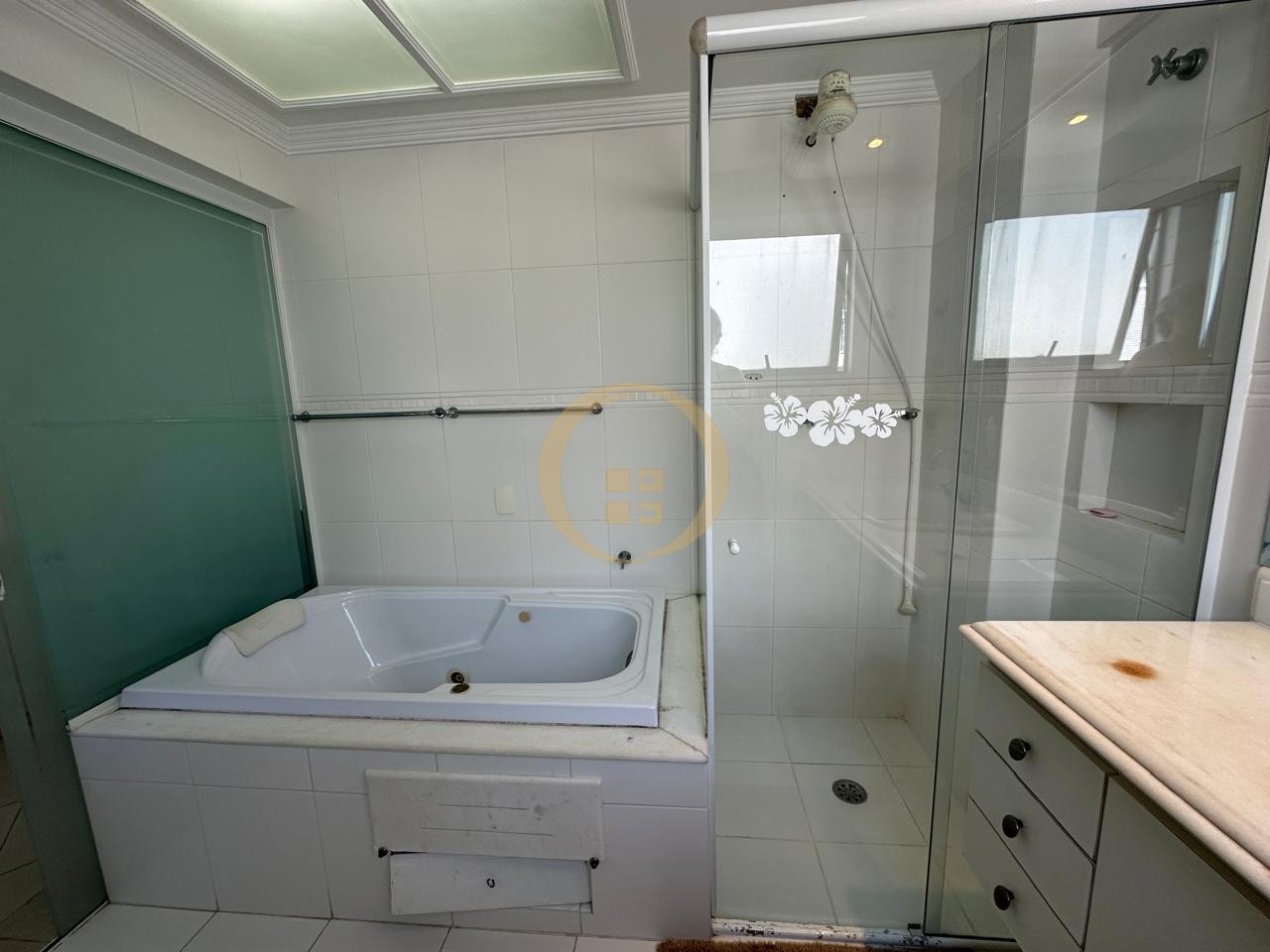 Apartamento na Praia das Pitangueiras, Guarujá - SP
