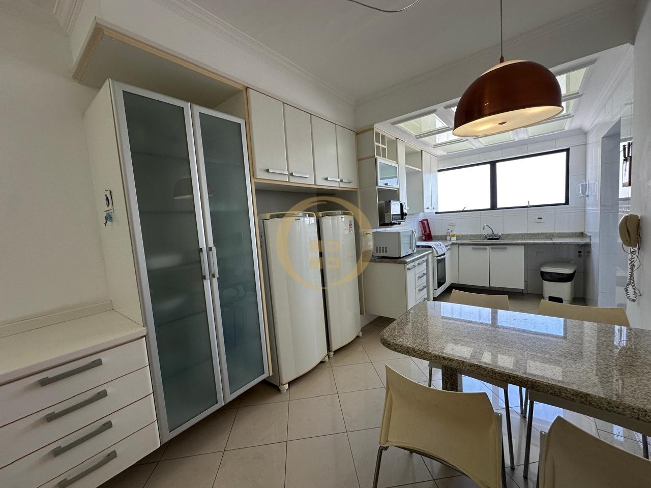 Apartamento na Praia das Pitangueiras, Guarujá - SP
