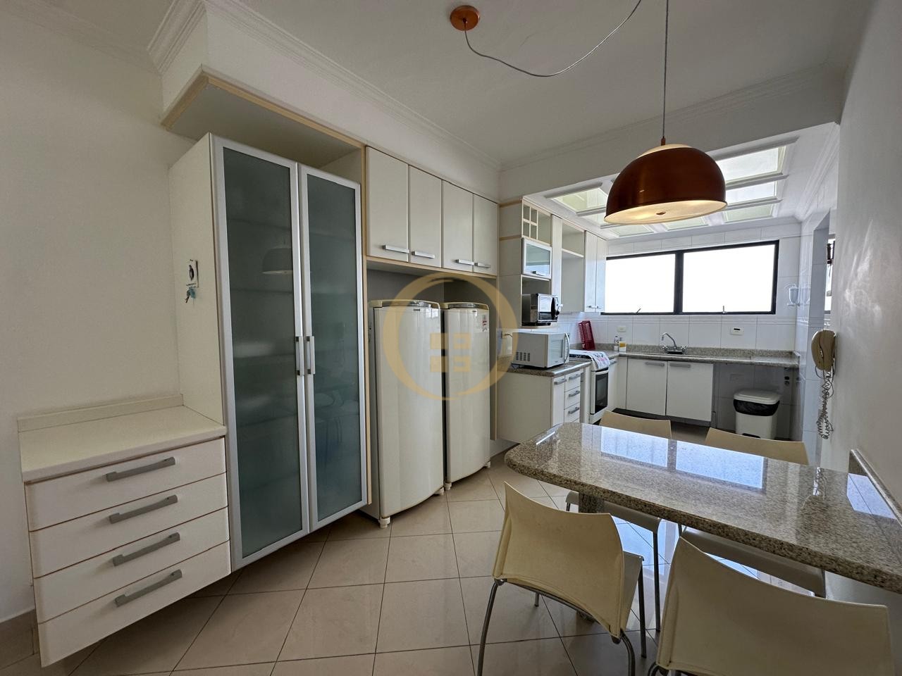Apartamento na Praia das Pitangueiras, Guarujá - SP