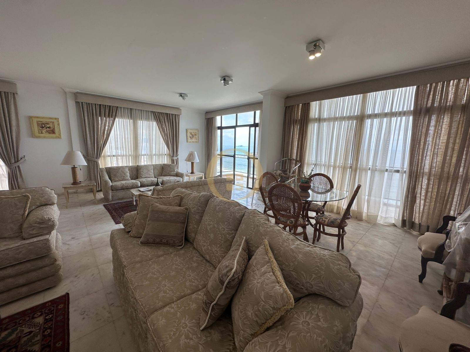 Apartamento Frente ao Mar nas Pitangueiras, Guarujá - SP