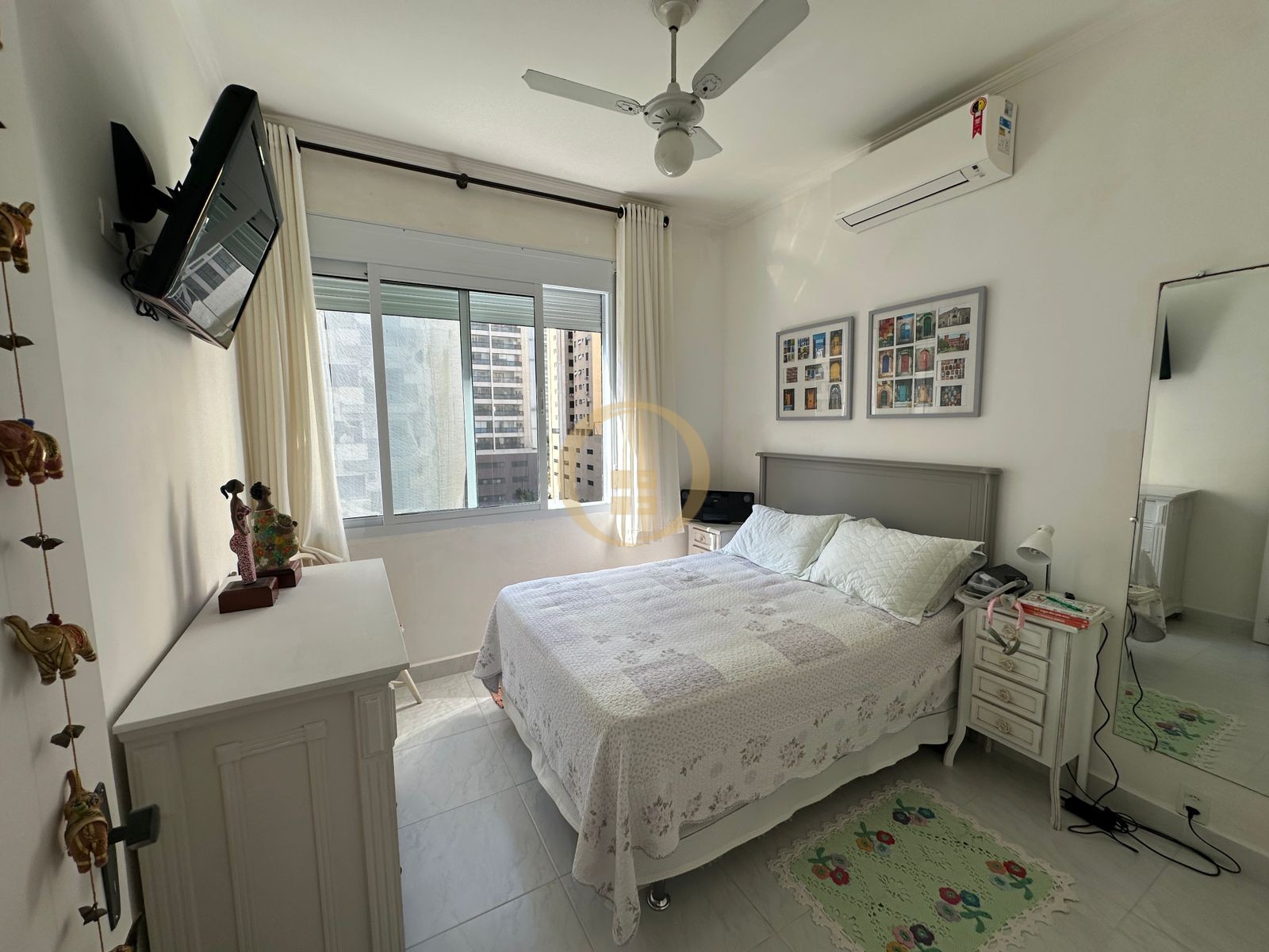 Apartamento na Praia das Pitangueiras, Guarujá - SP