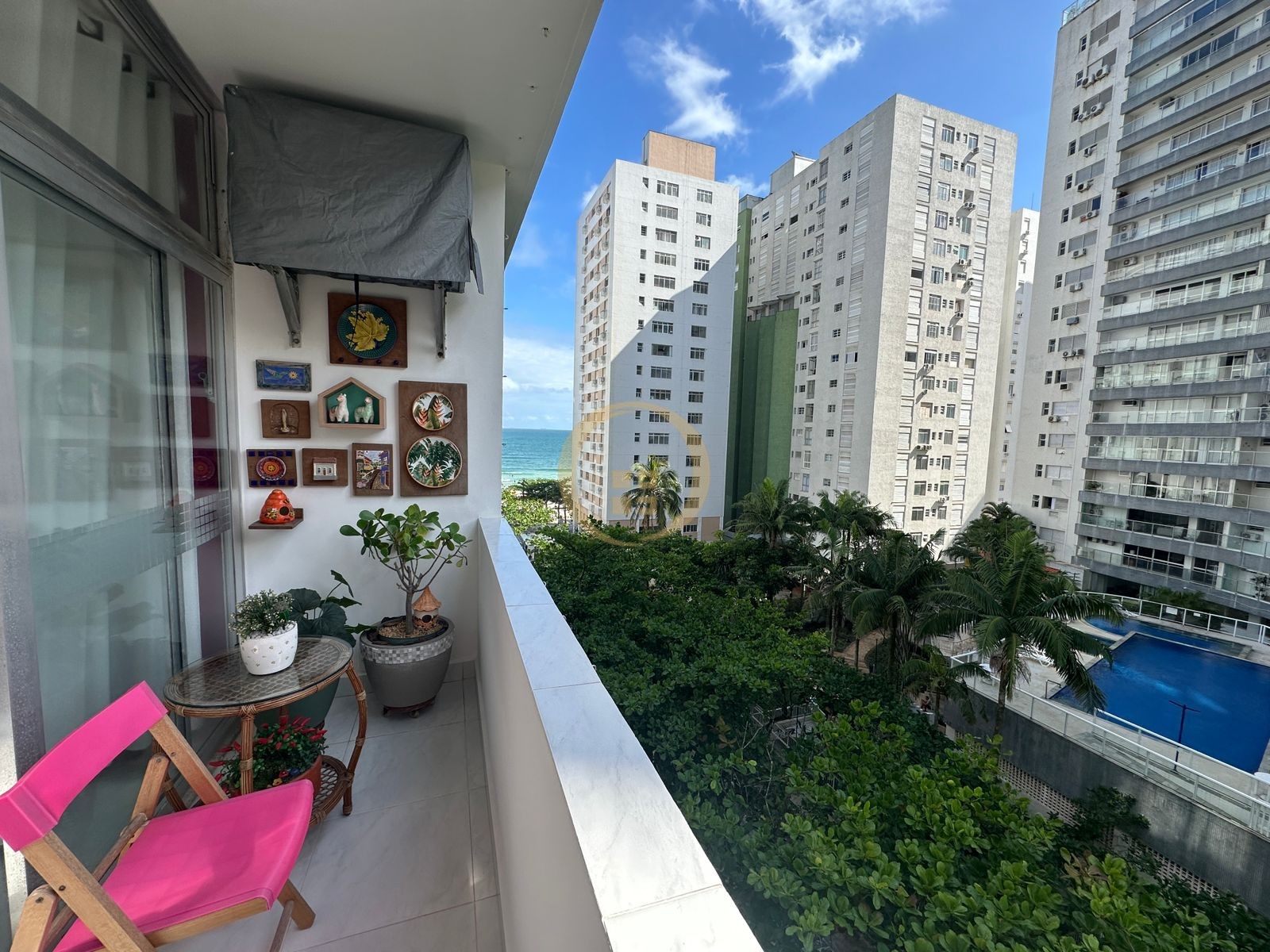 Apartamento na Praia das Pitangueiras, Guarujá - SP