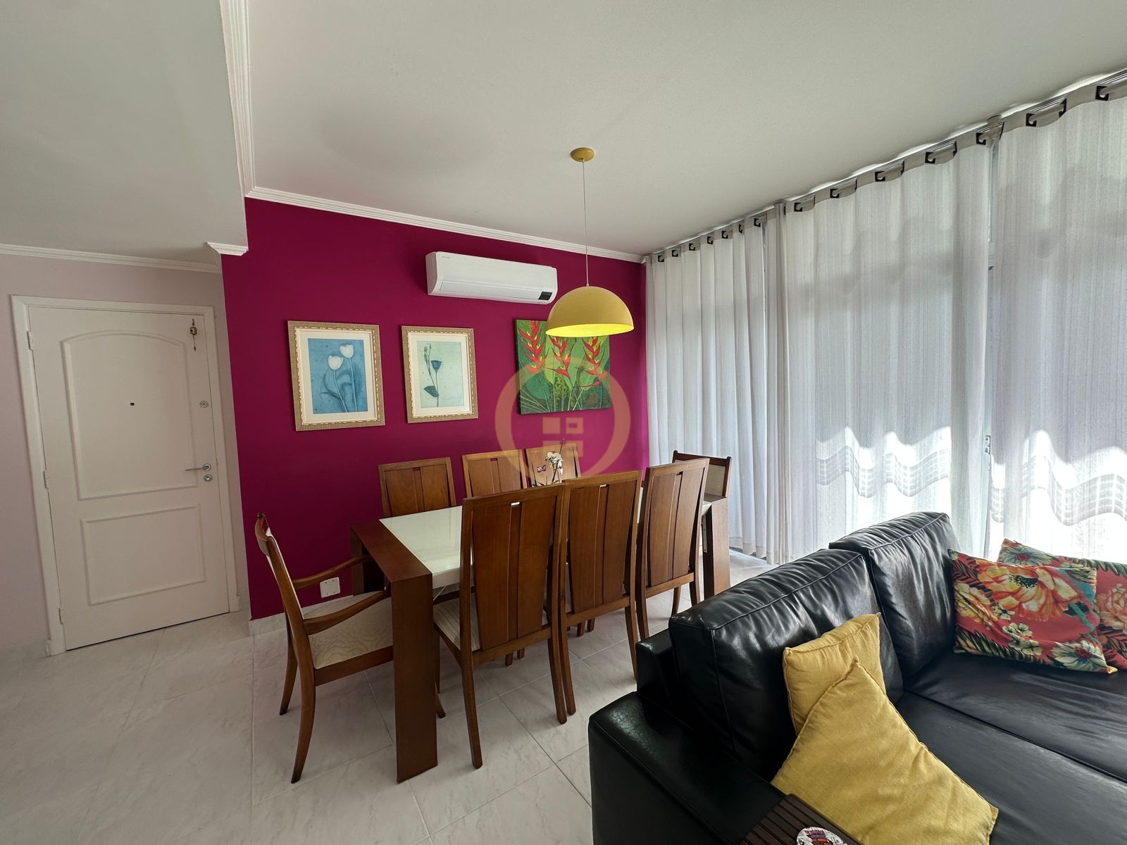 Apartamento na Praia das Pitangueiras, Guarujá - SP