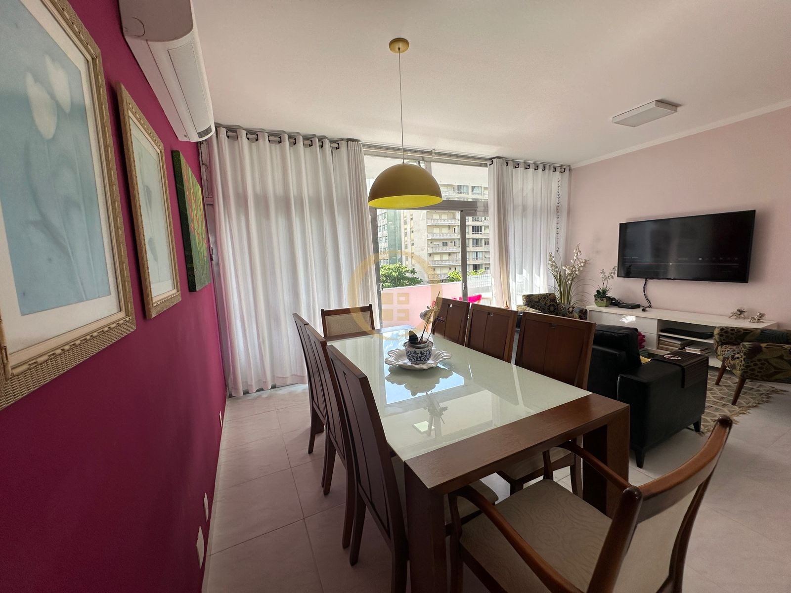 Apartamento na Praia das Pitangueiras, Guarujá - SP