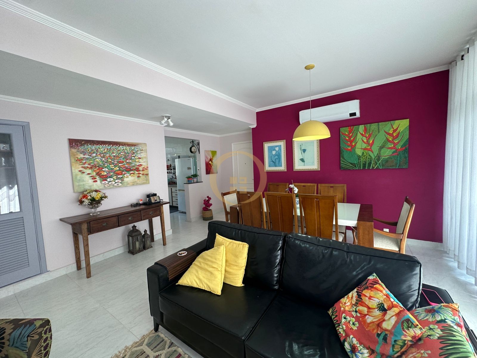 Apartamento na Praia das Pitangueiras, Guarujá - SP