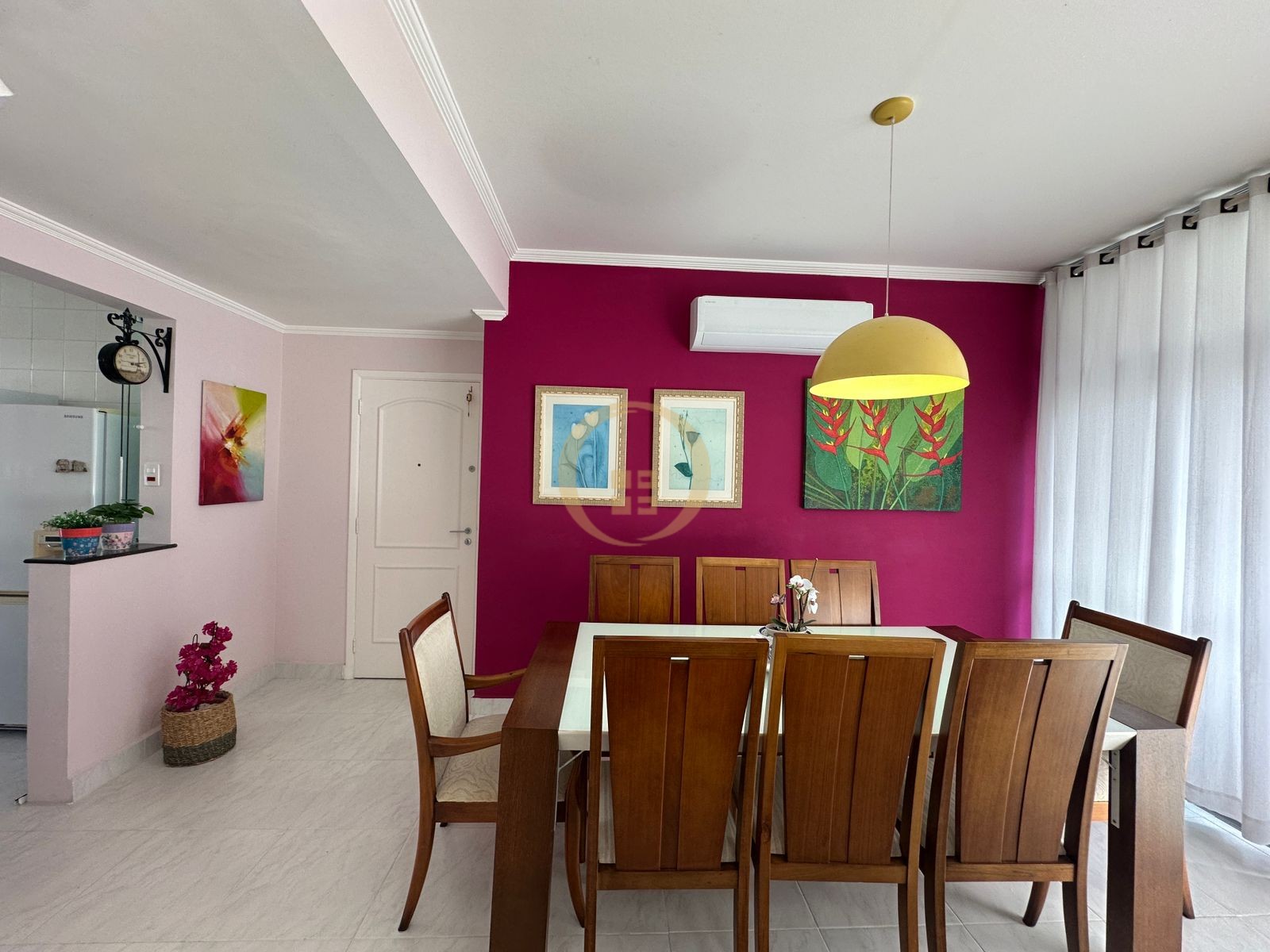 Apartamento na Praia das Pitangueiras, Guarujá - SP