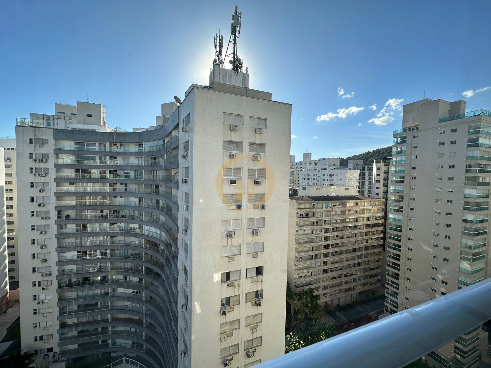 Apartamento na Praia das Pitangueiras, Guarujá - SP