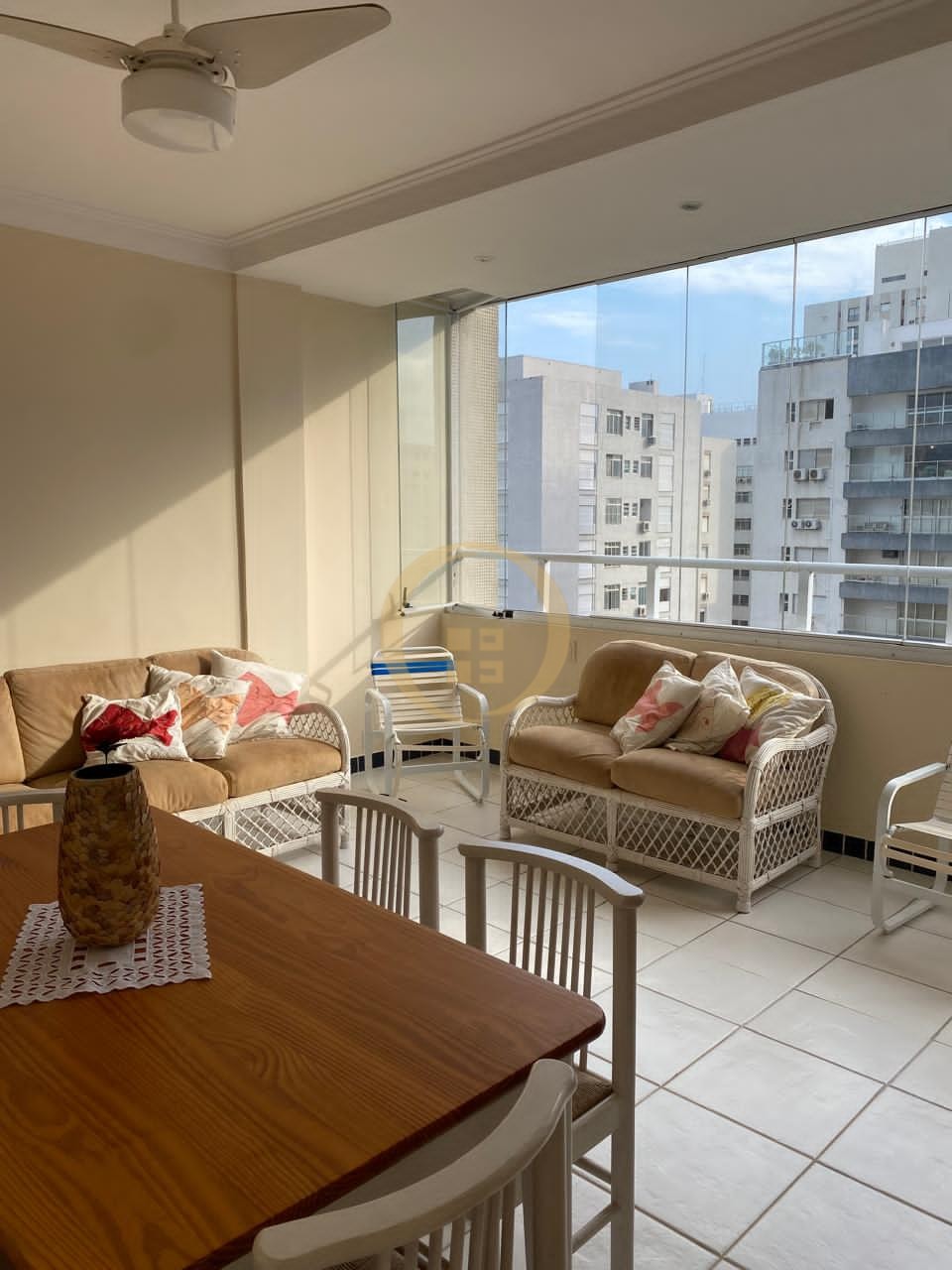 Apartamento na Praia das Pitangueiras, Guarujá - SP