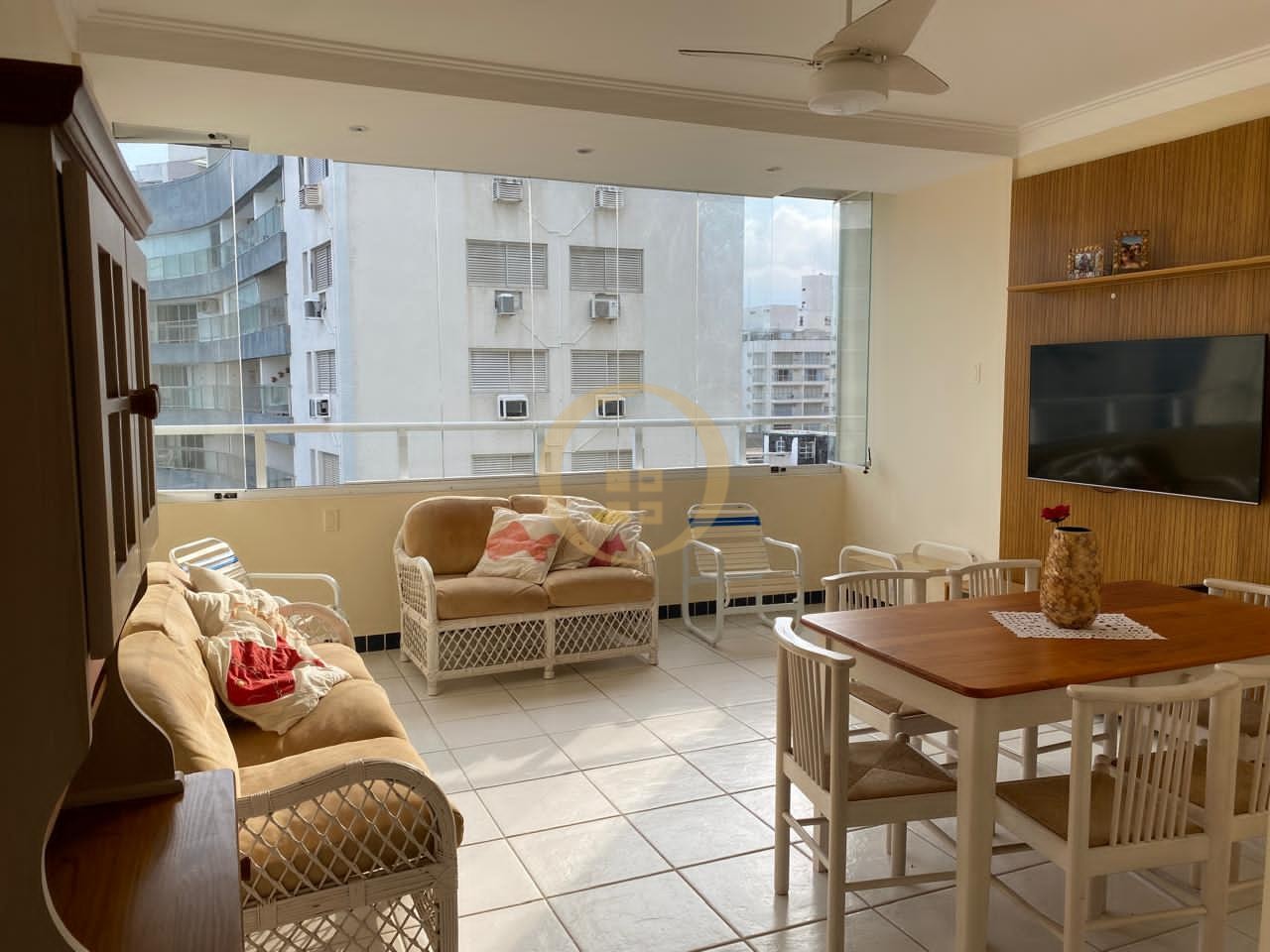 Apartamento na Praia das Pitangueiras, Guarujá - SP