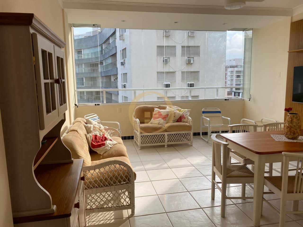 Apartamento na Praia das Pitangueiras, Guarujá - SP