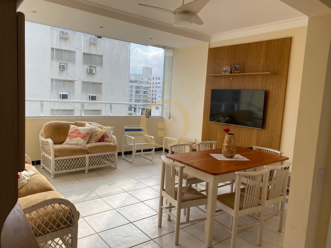 Apartamento na Praia das Pitangueiras, Guarujá - SP