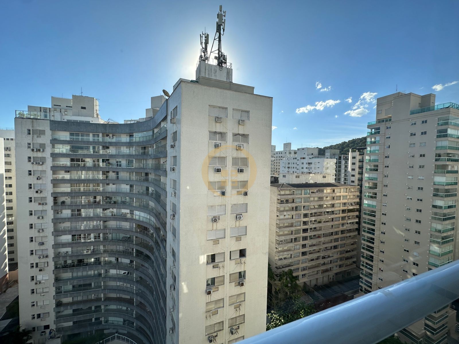 Apartamento na Praia das Pitangueiras, Guarujá - SP