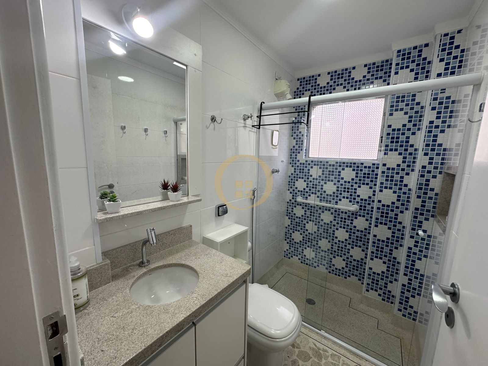 Apartamento na Praia das Pitangueiras, Guarujá - SP
