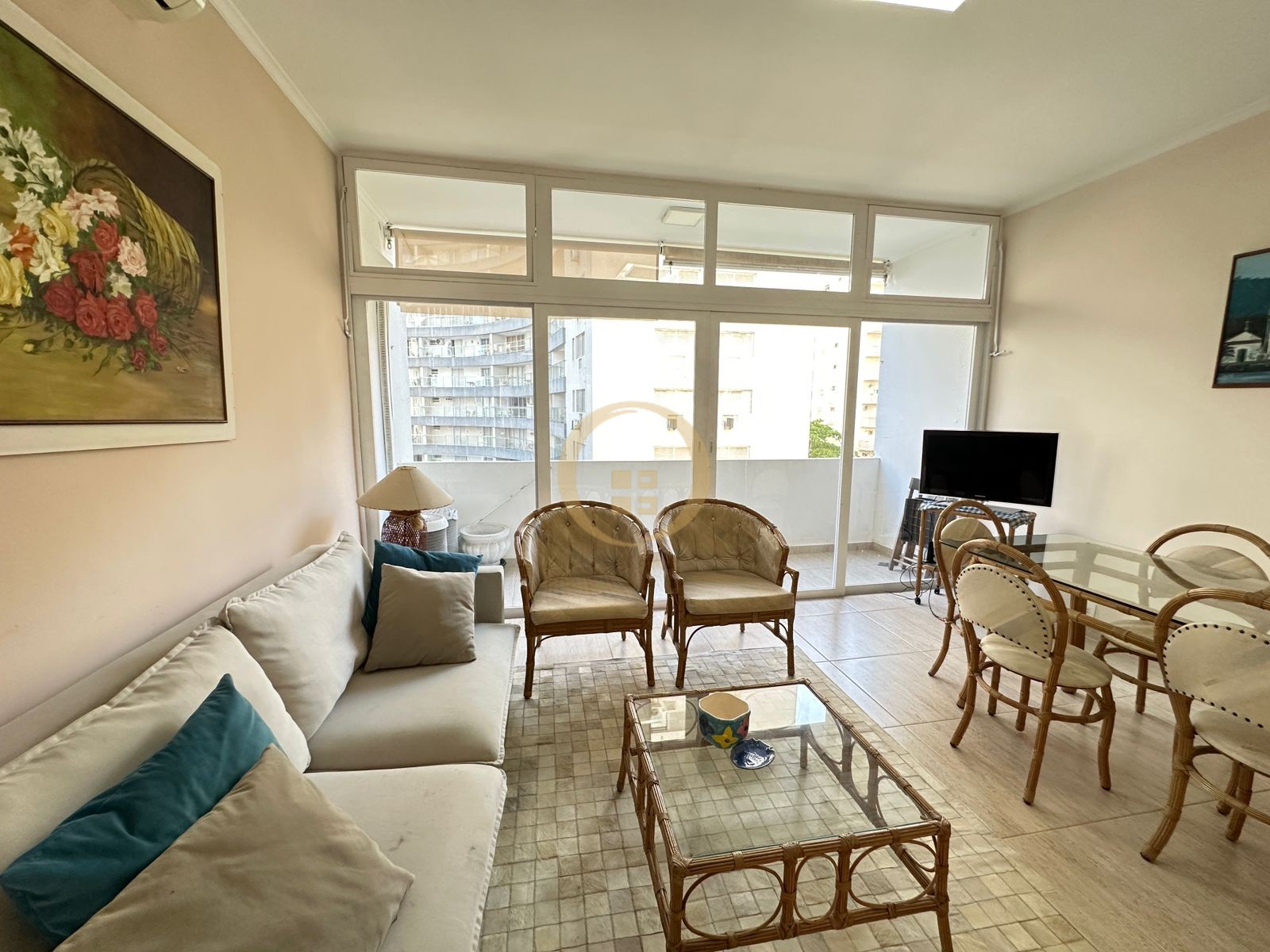 Apartamento na Praia das Pitangueiras, Guarujá - SP