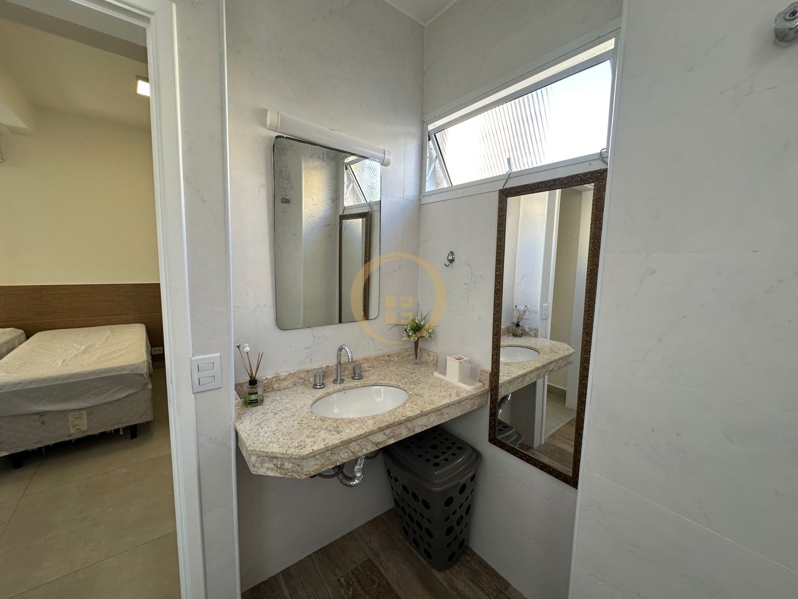 Apartamento na Praia das Pitangueiras, Guarujá - SP