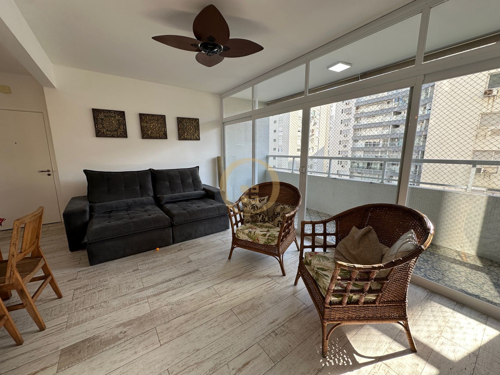 Apartamento na Praia das Pitangueiras, Guarujá - SP