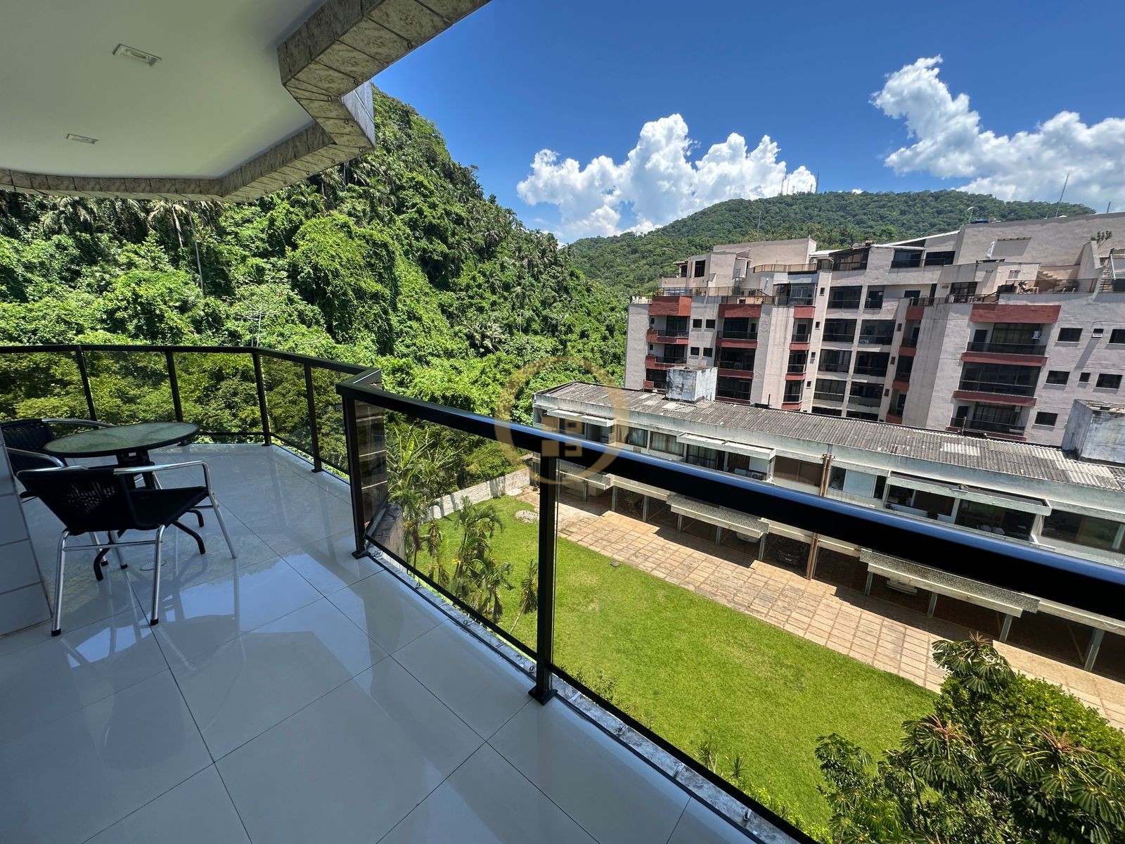 Apartamento na Praia da Enseada, Guarujá - SP