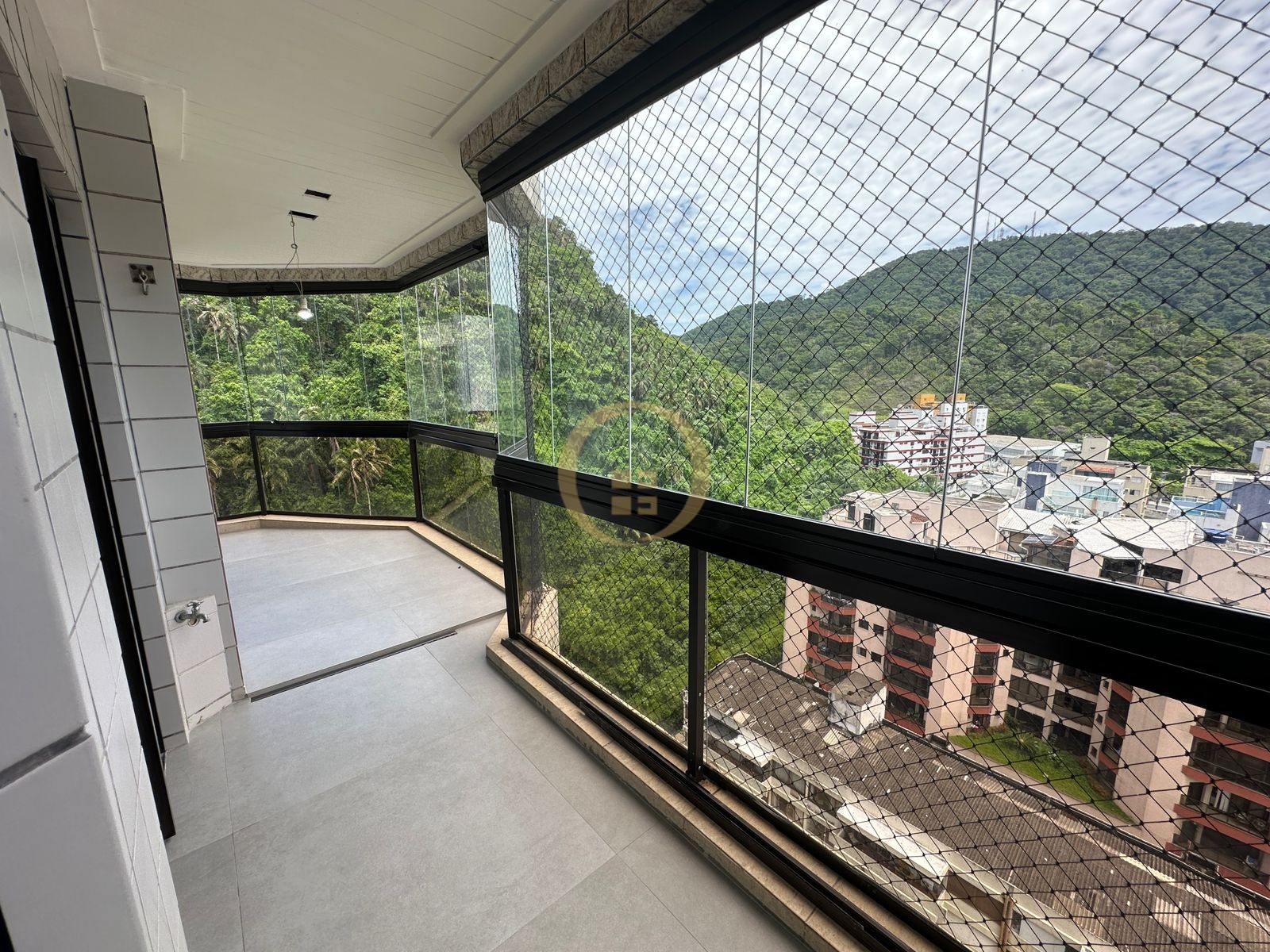 Apartamento na Praia da Enseada, Guarujá - SP