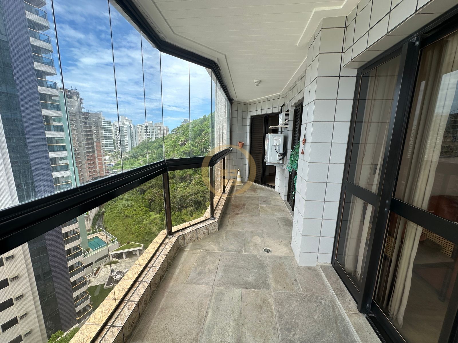 Apartamento na Praia da Enseada, Guarujá - SP