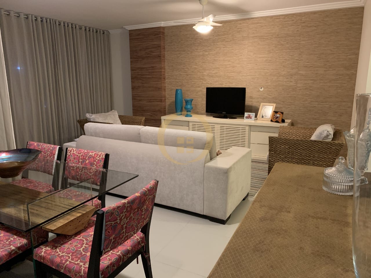 Apartamento na Praia das Pitangueiras, Guarujá - SP
