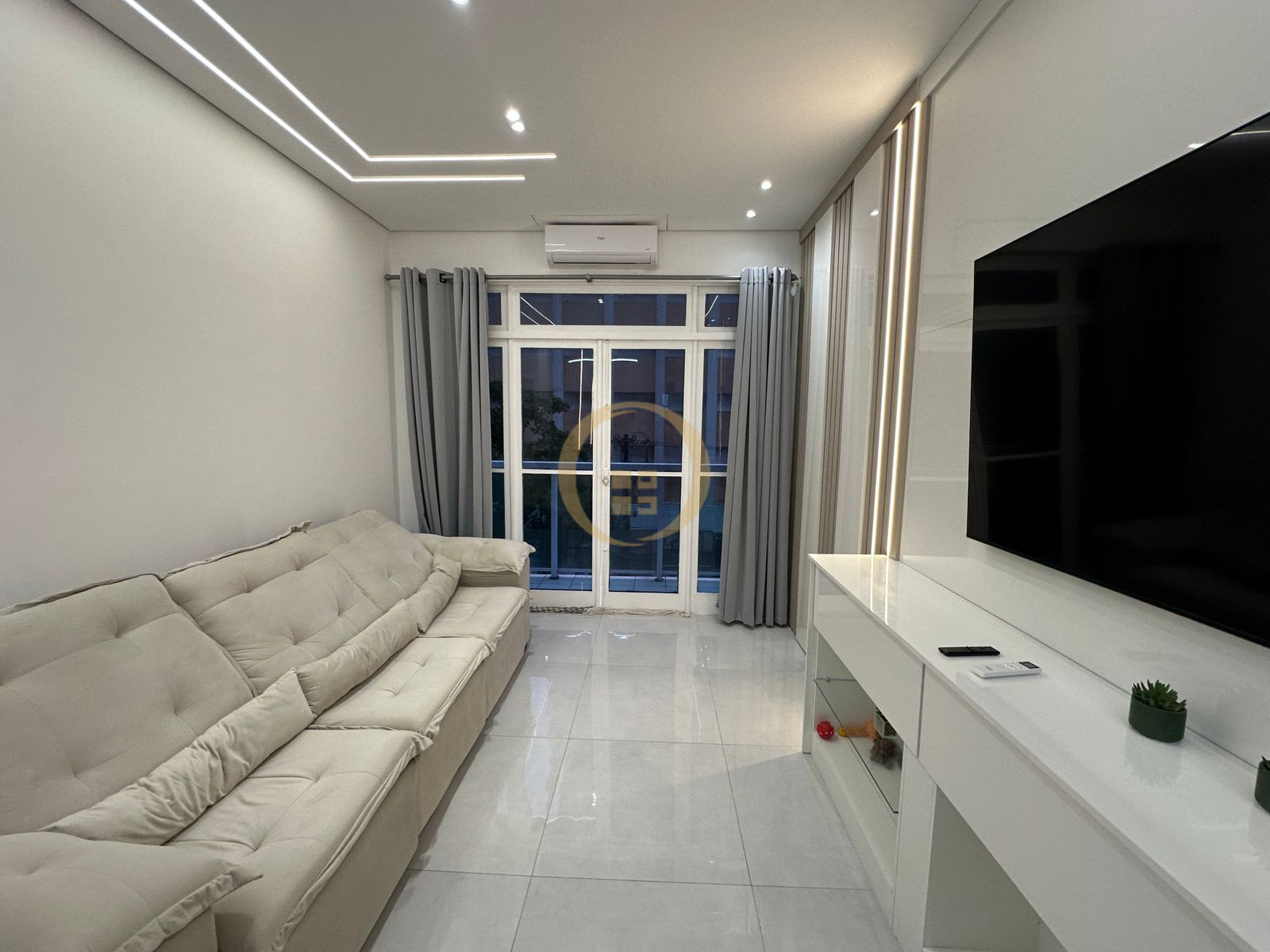 Apartamento na Praia das Pitangueiras, Guarujá - SP