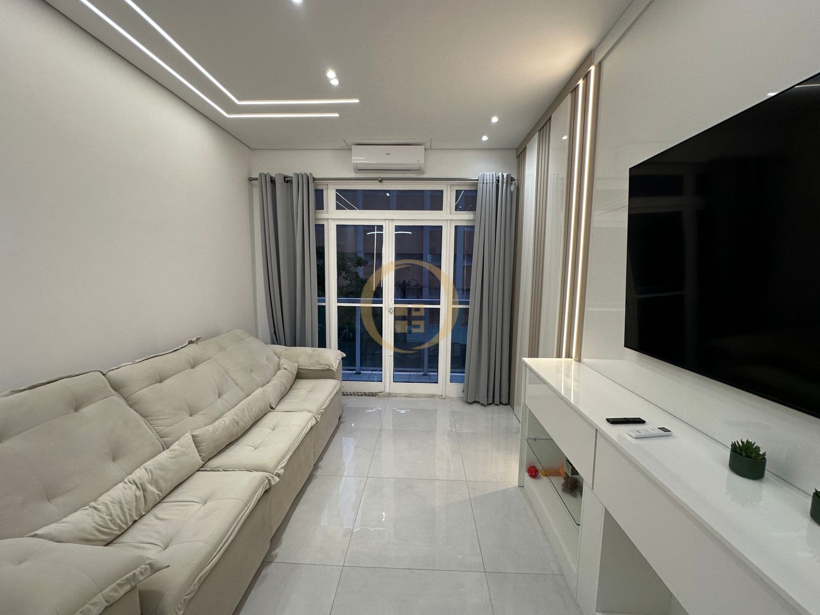 Apartamento na Praia das Pitangueiras, Guarujá - SP