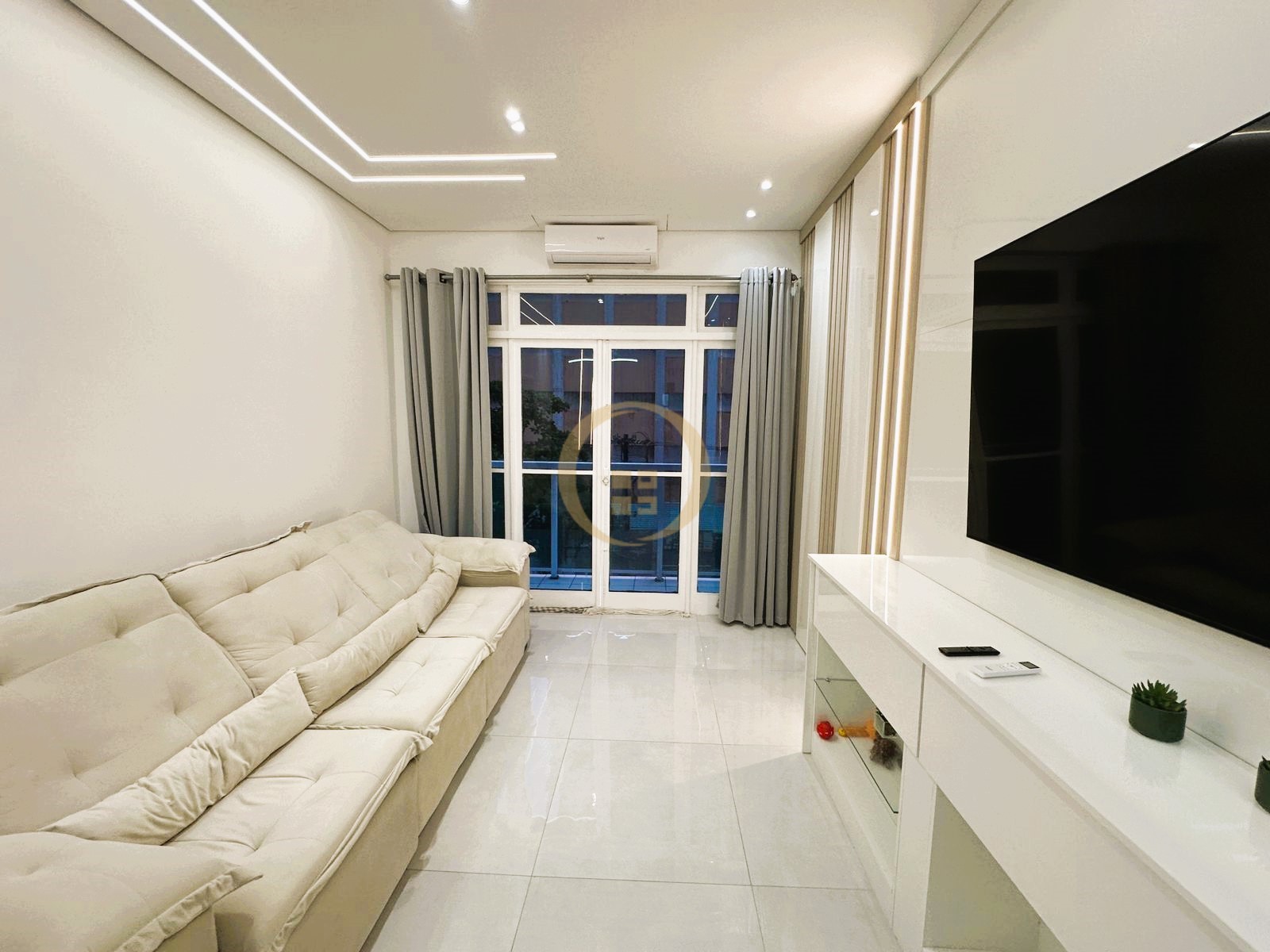 Apartamento na Praia das Pitangueiras, Guarujá - SP