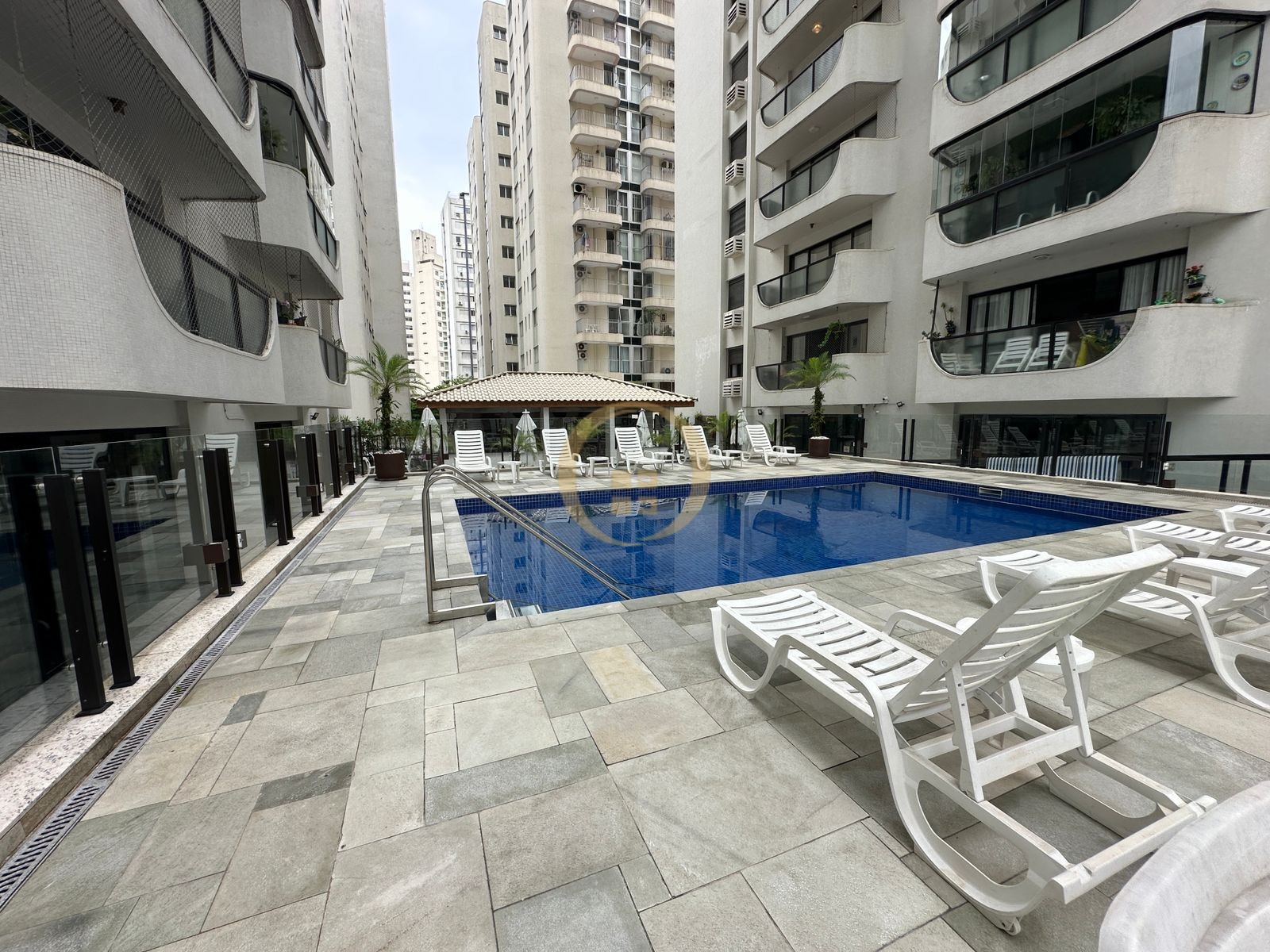 Apartamento na Praia das Pitangueiras, Guarujá - SP