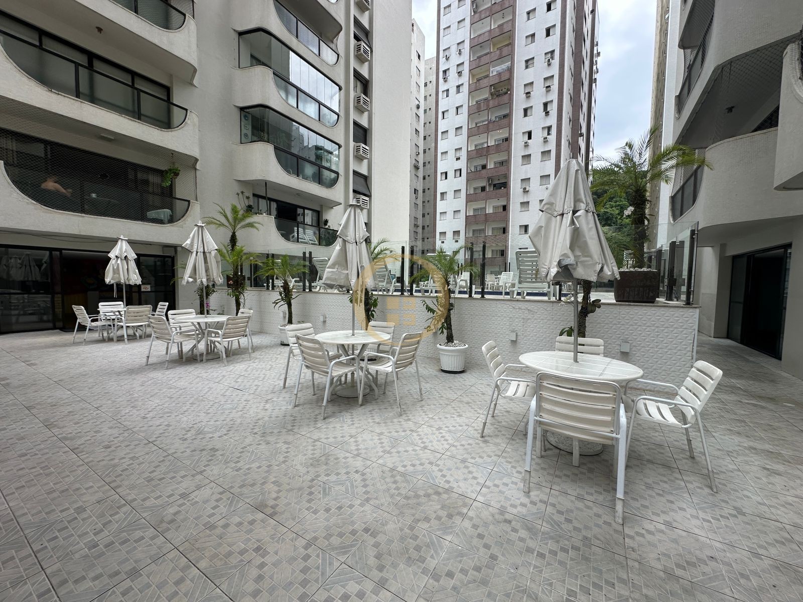 Apartamento na Praia das Pitangueiras, Guarujá - SP