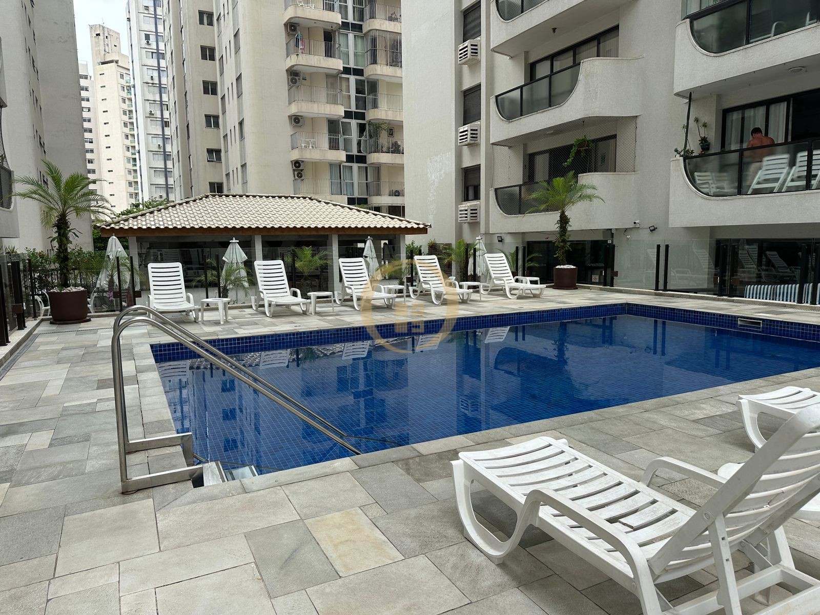 Apartamento na Praia das Pitangueiras, Guarujá - SP