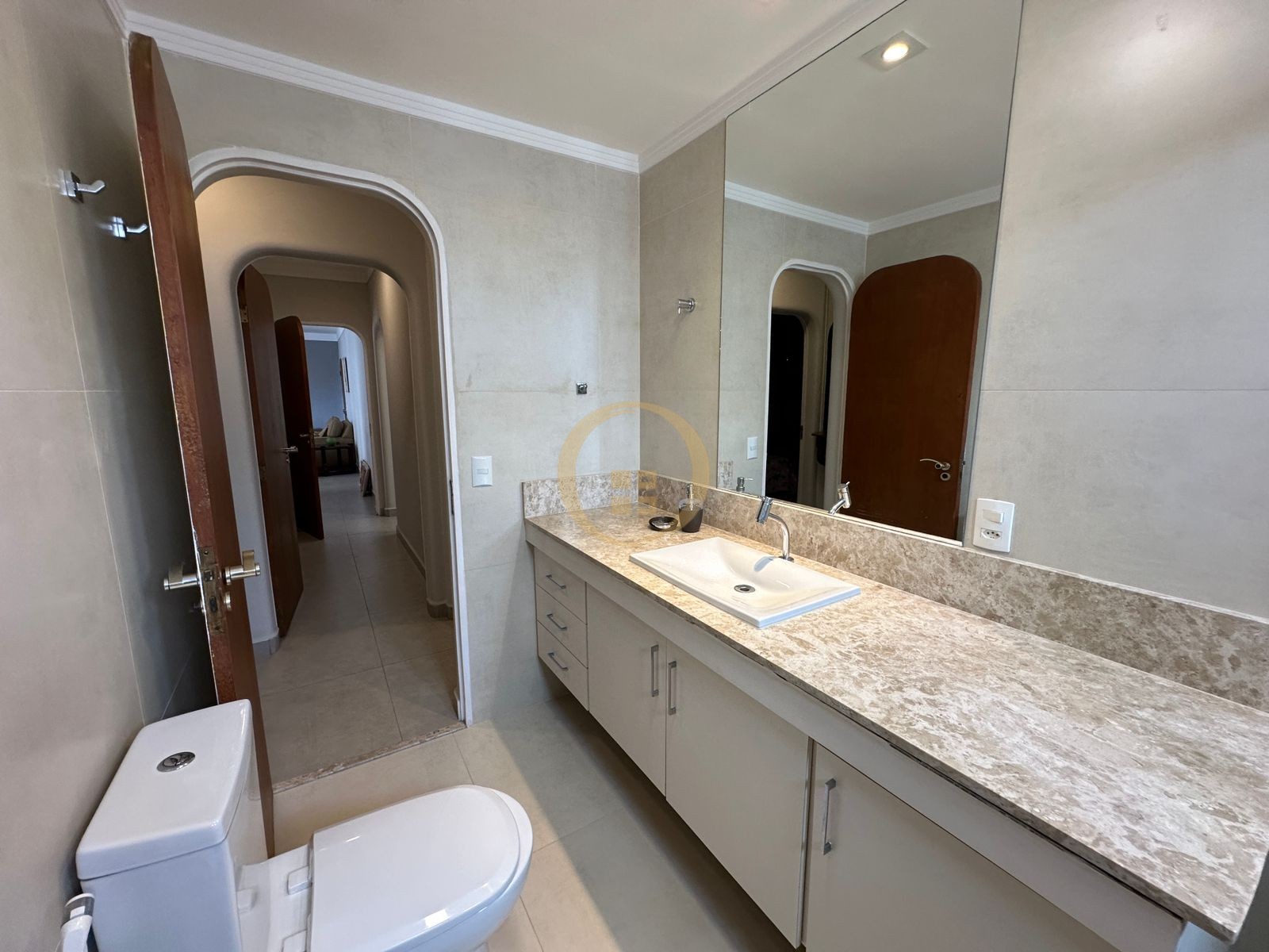 Apartamento na Praia das Pitangueiras, Guarujá - SP