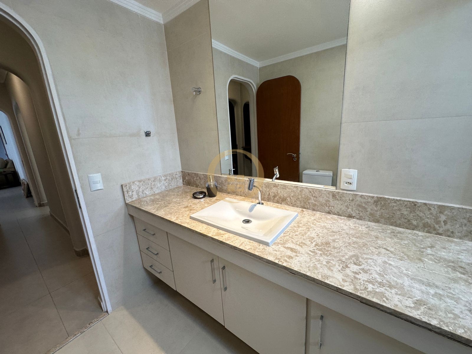 Apartamento na Praia das Pitangueiras, Guarujá - SP