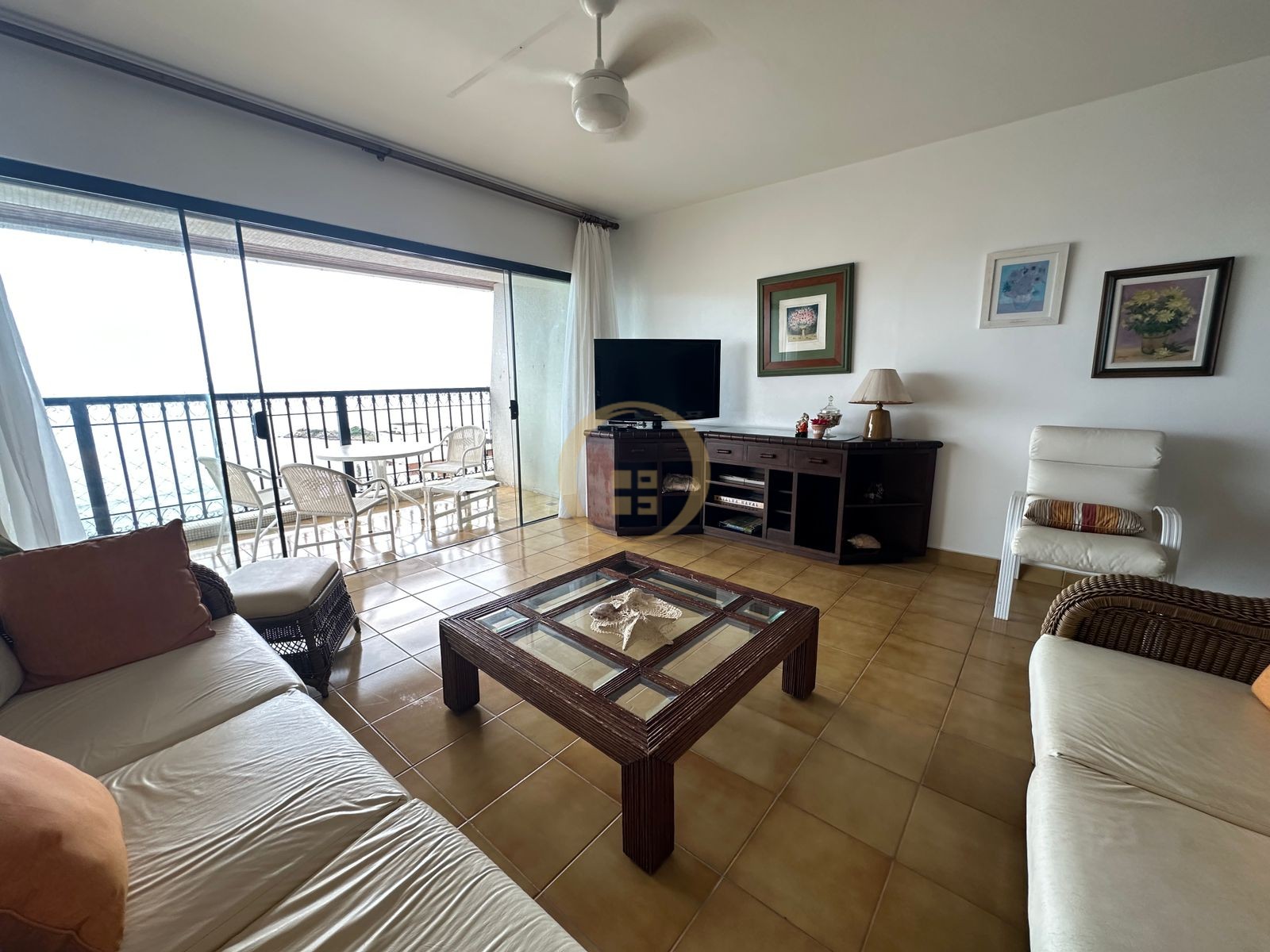 Apartamento na Praia das Pitangueiras, Guarujá - SP
