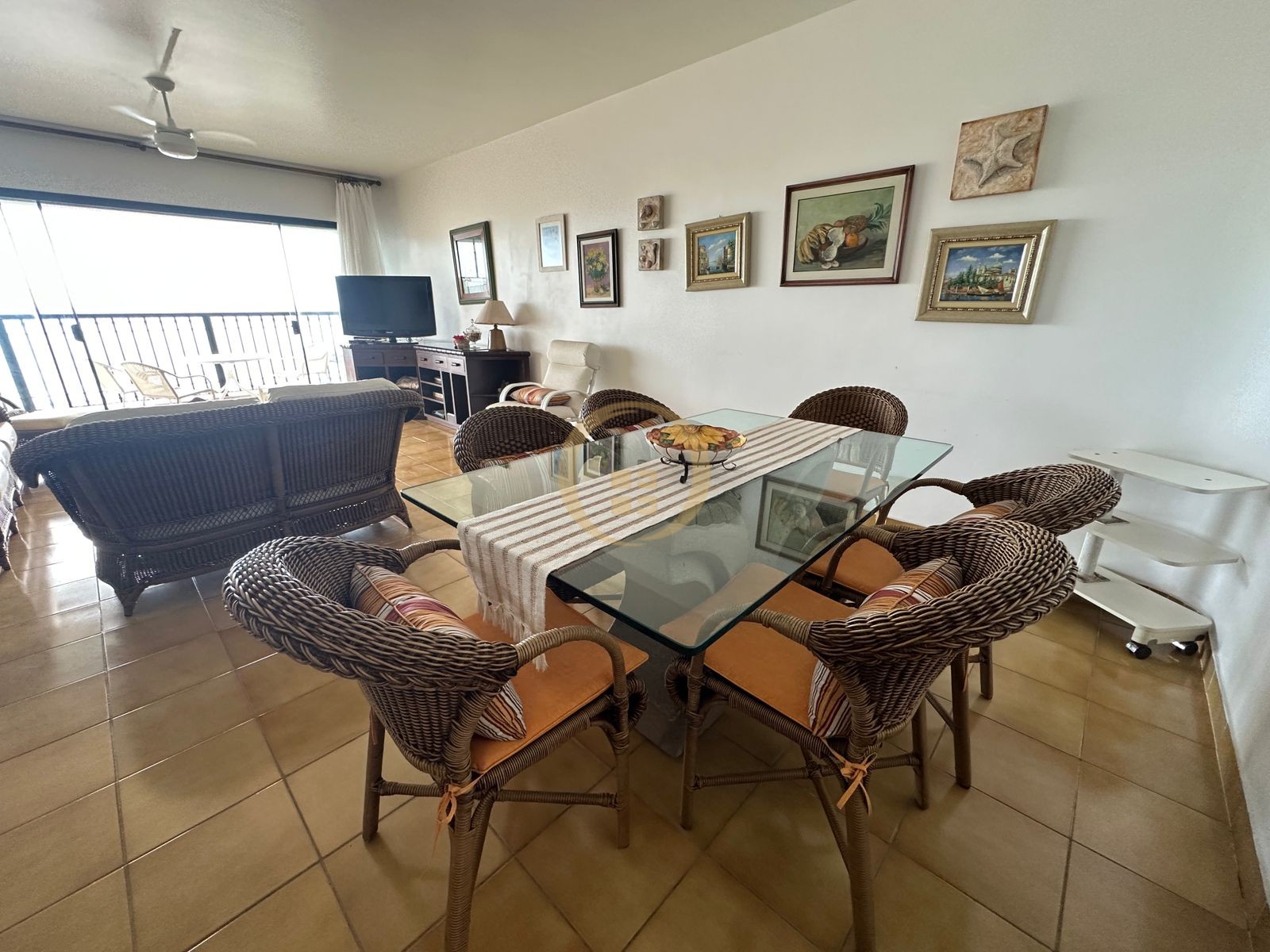 Apartamento na Praia das Pitangueiras, Guarujá - SP
