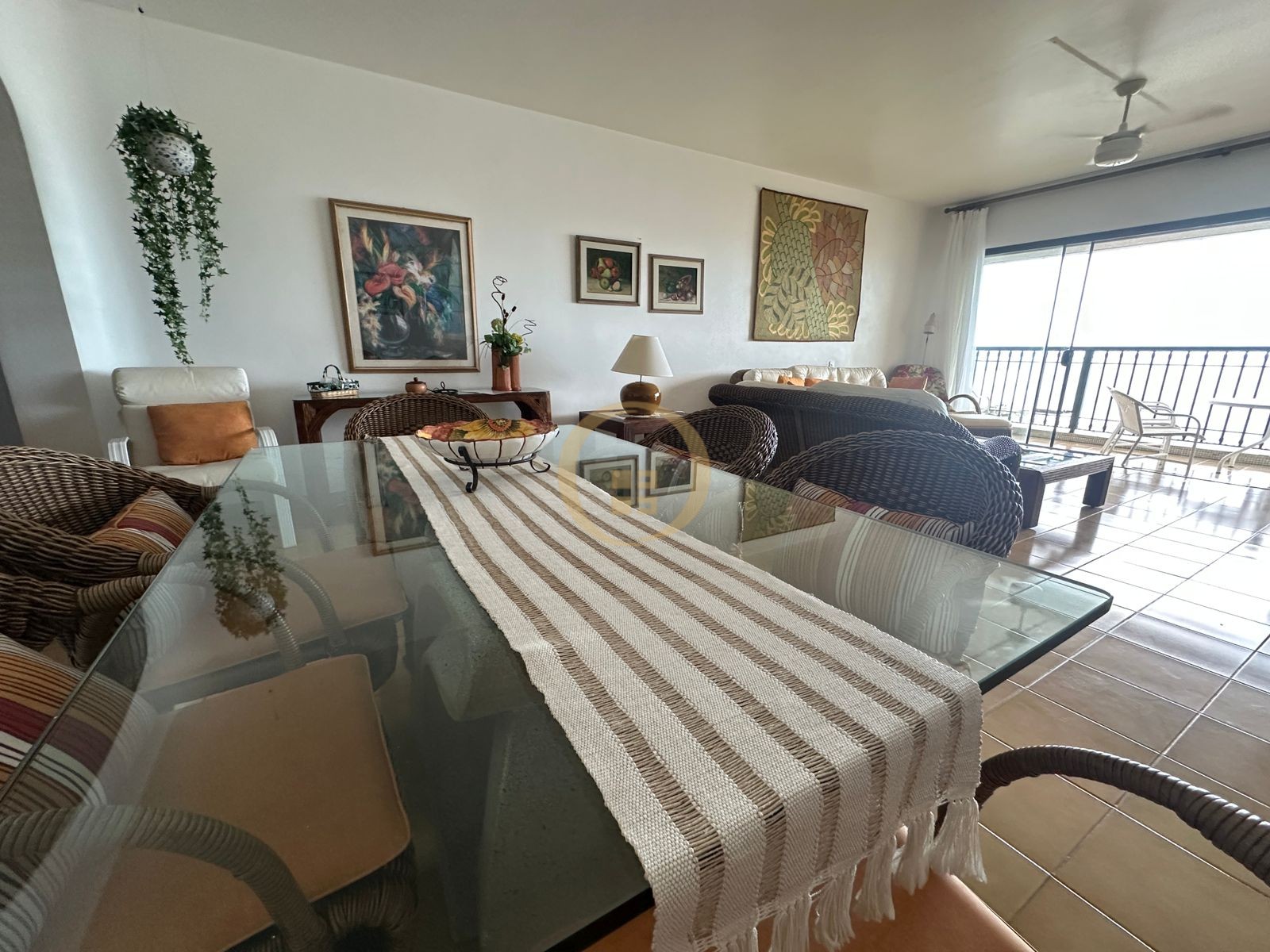 Apartamento na Praia das Pitangueiras, Guarujá - SP