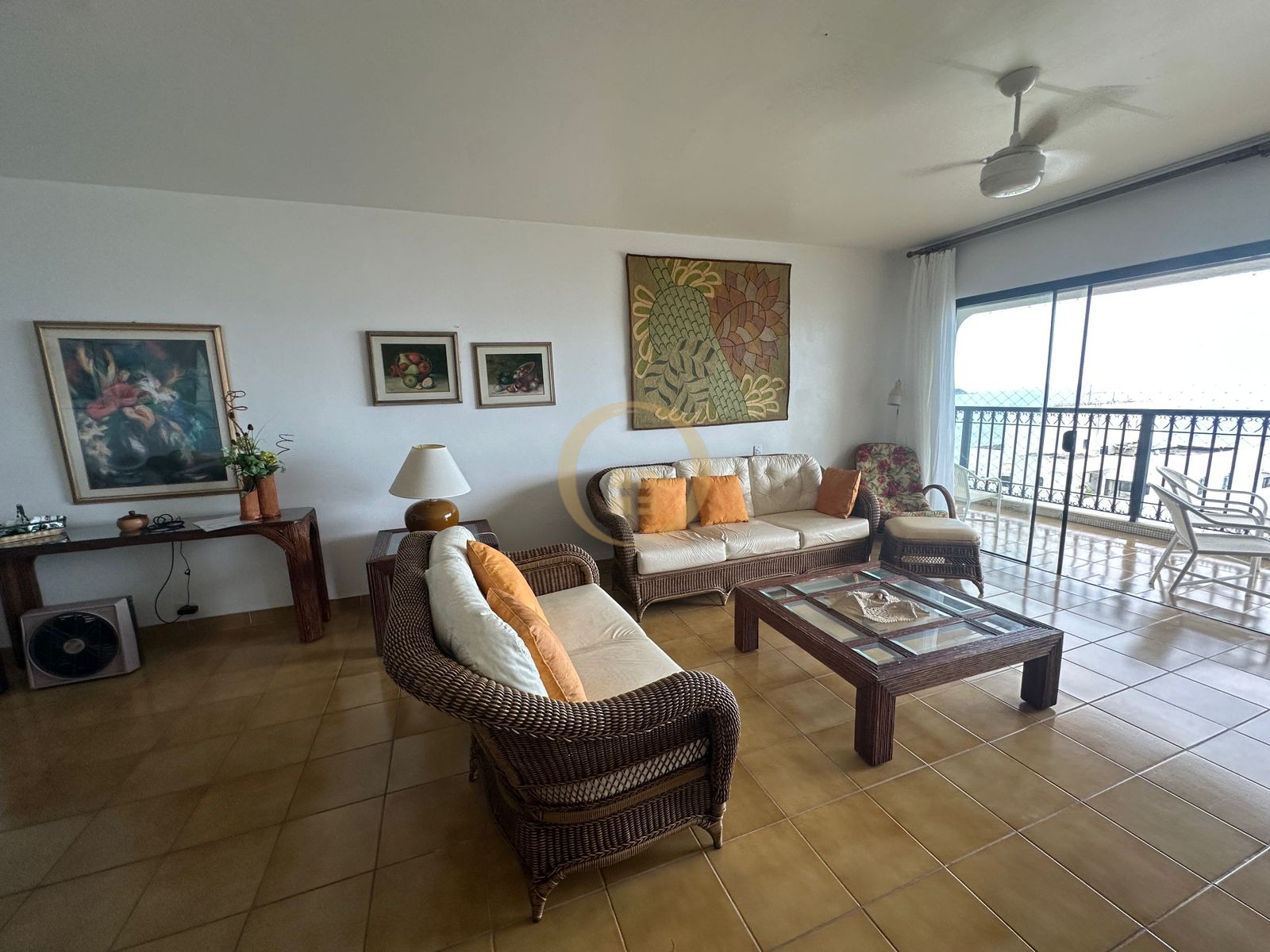 Apartamento na Praia das Pitangueiras, Guarujá - SP