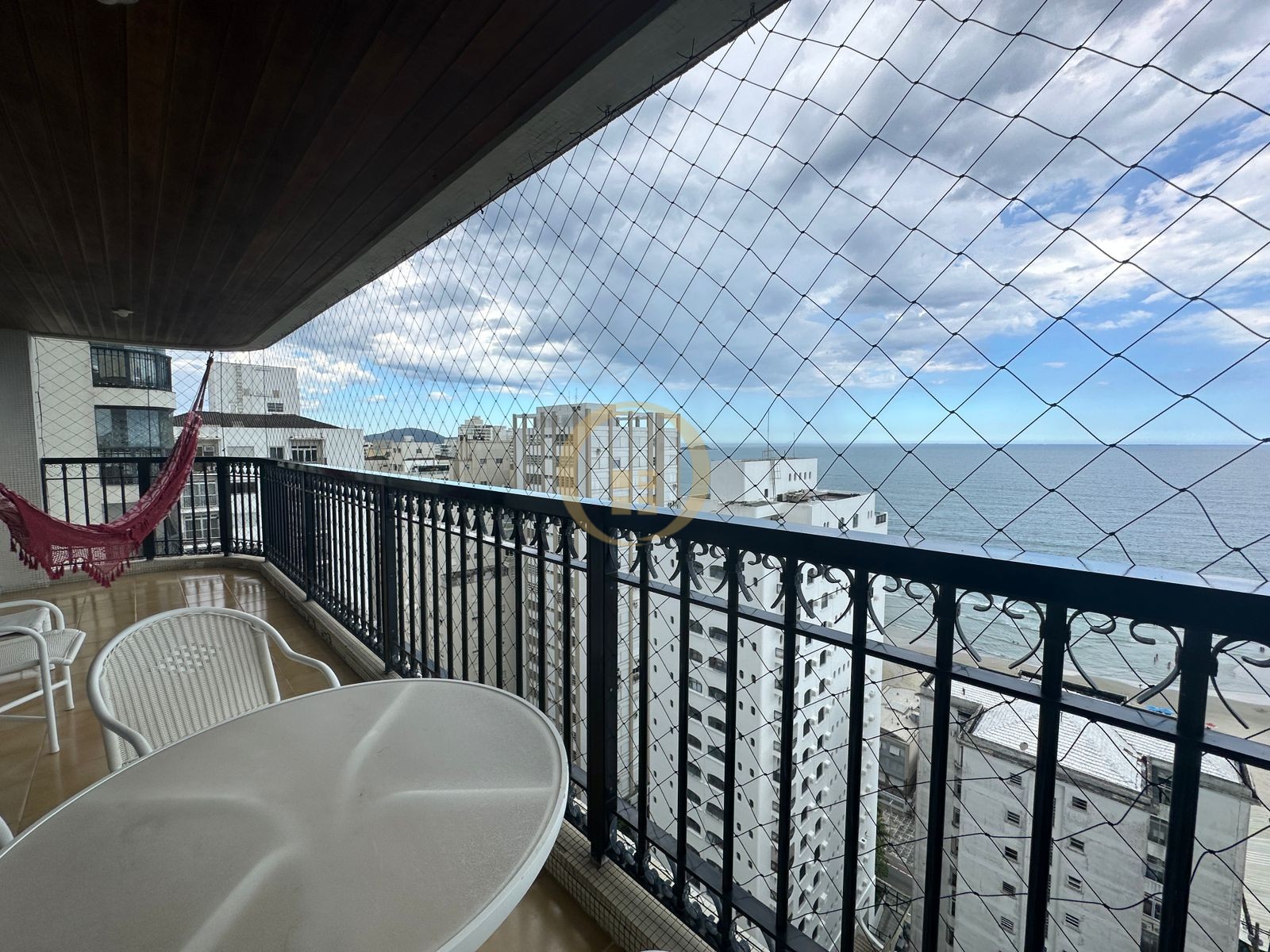 Apartamento na Praia das Pitangueiras, Guarujá - SP