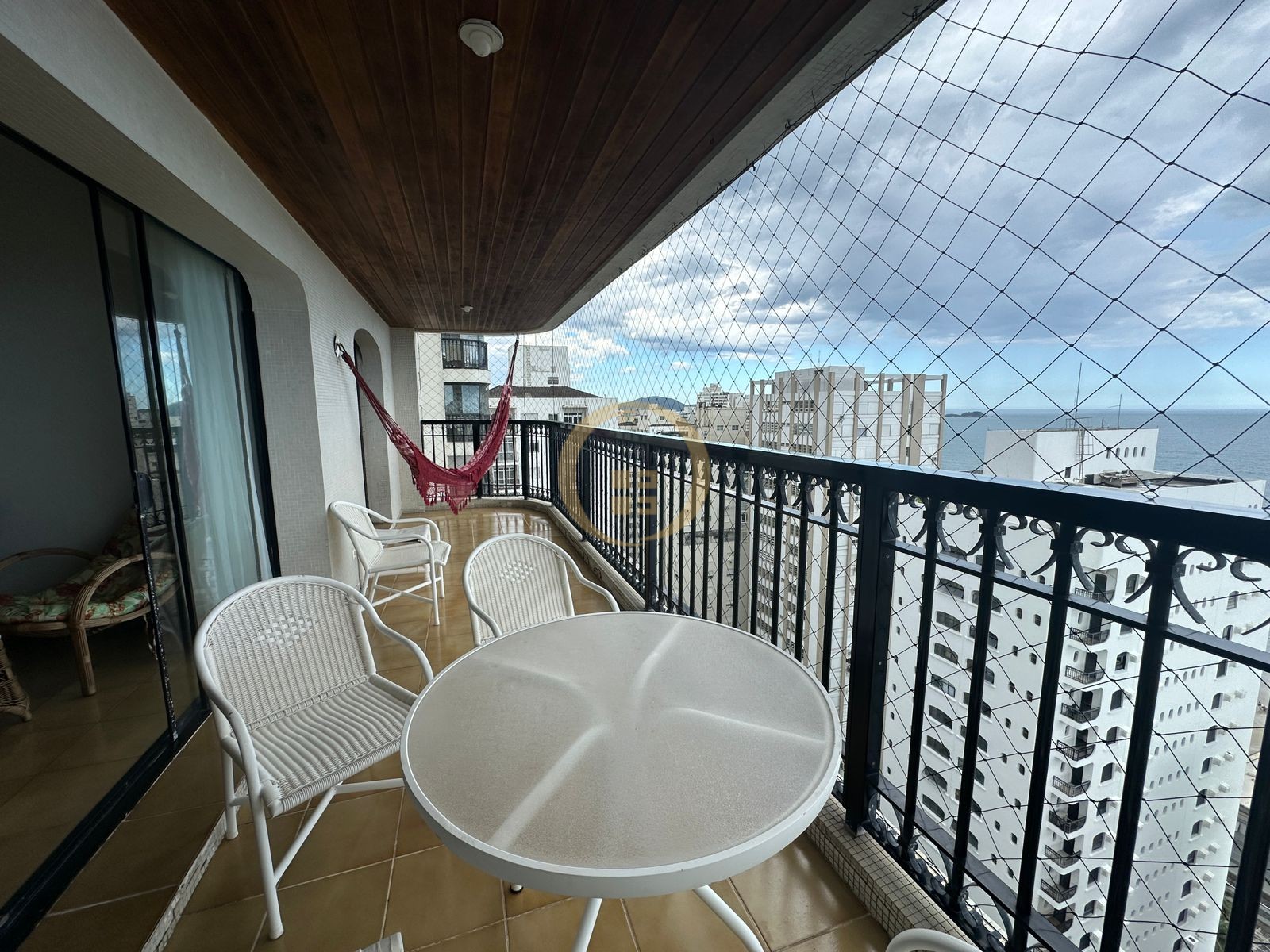 Apartamento na Praia das Pitangueiras, Guarujá - SP