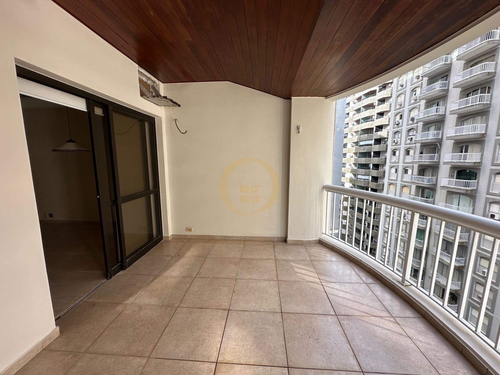 Apartamento na Praia das Pitangueiras, Guarujá - SP