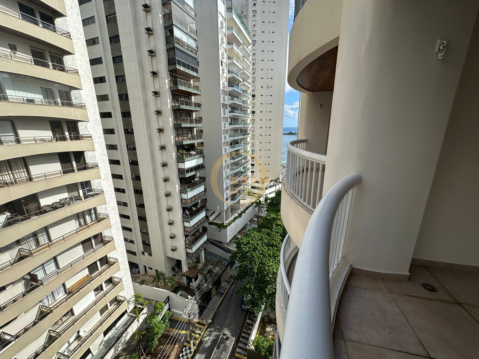 Apartamento na Praia das Pitangueiras, Guarujá - SP
